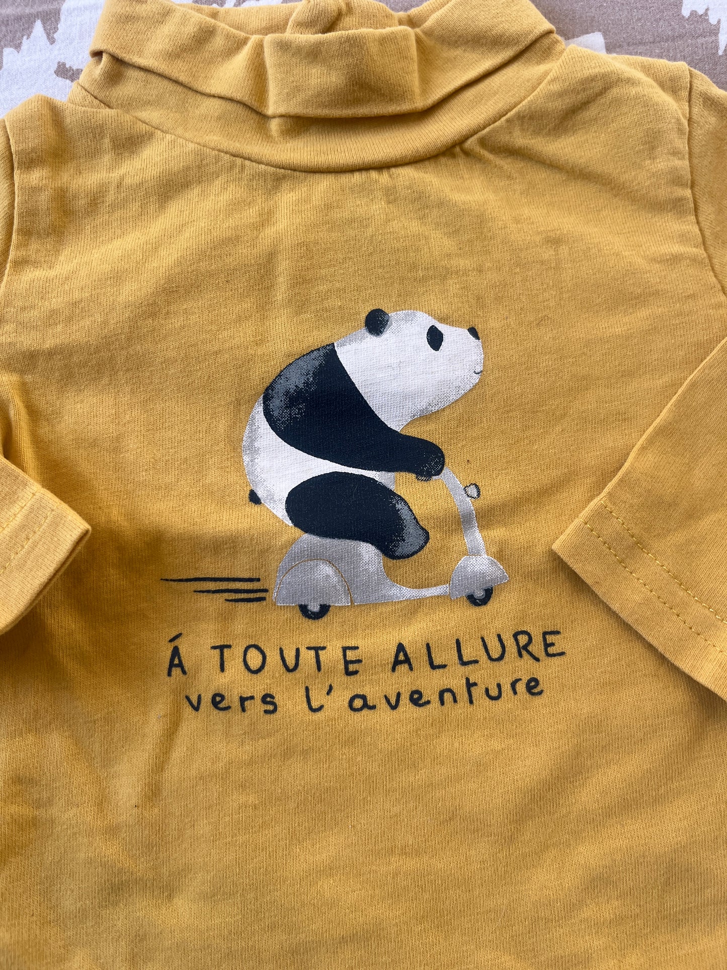 T-shirt à manches longues jaune avec col roulé « à toute allure vers l’aventure » - 3 mois