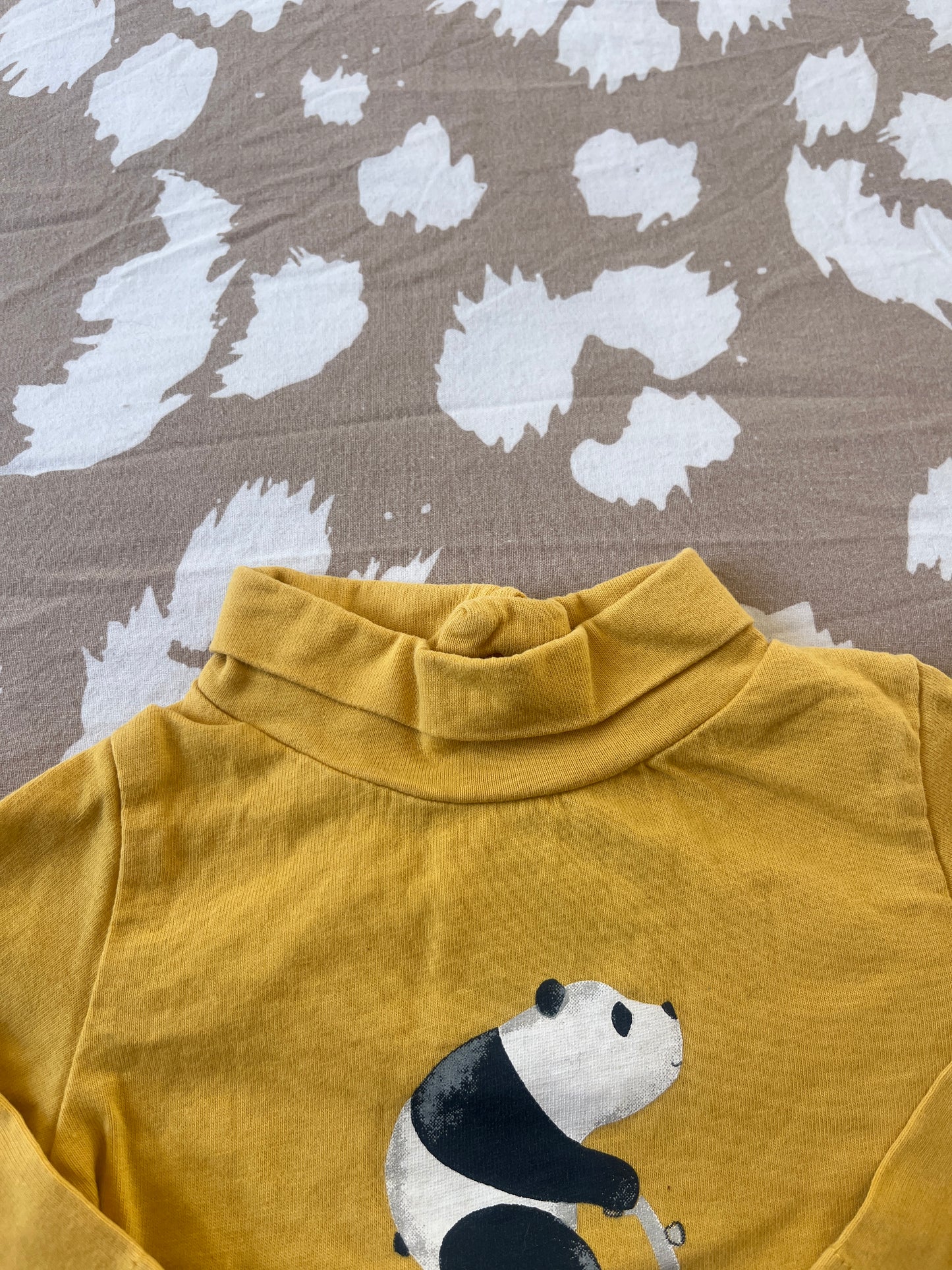T-shirt à manches longues jaune avec col roulé « à toute allure vers l’aventure » - 3 mois