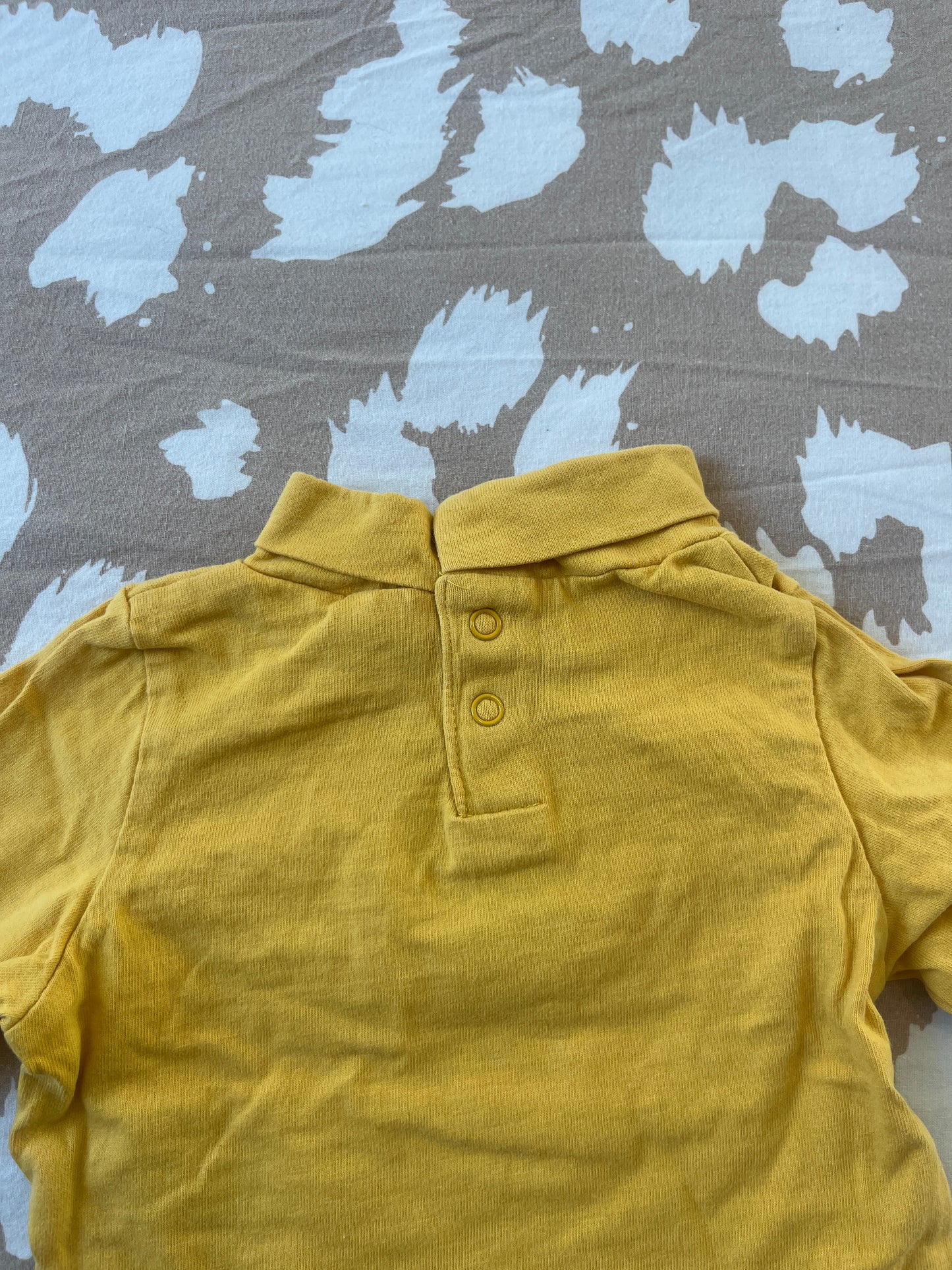 T-shirt à manches longues jaune avec col roulé « à toute allure vers l’aventure » - 3 mois