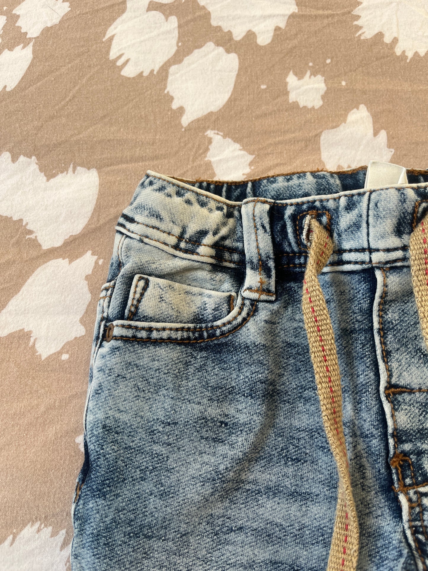 Jean bleu délavé avec liens beiges H&M - 3/6 mois