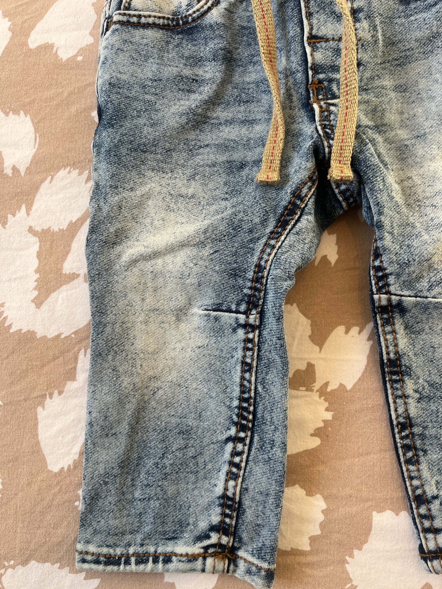 Jean bleu délavé avec liens beiges H&M - 3/6 mois
