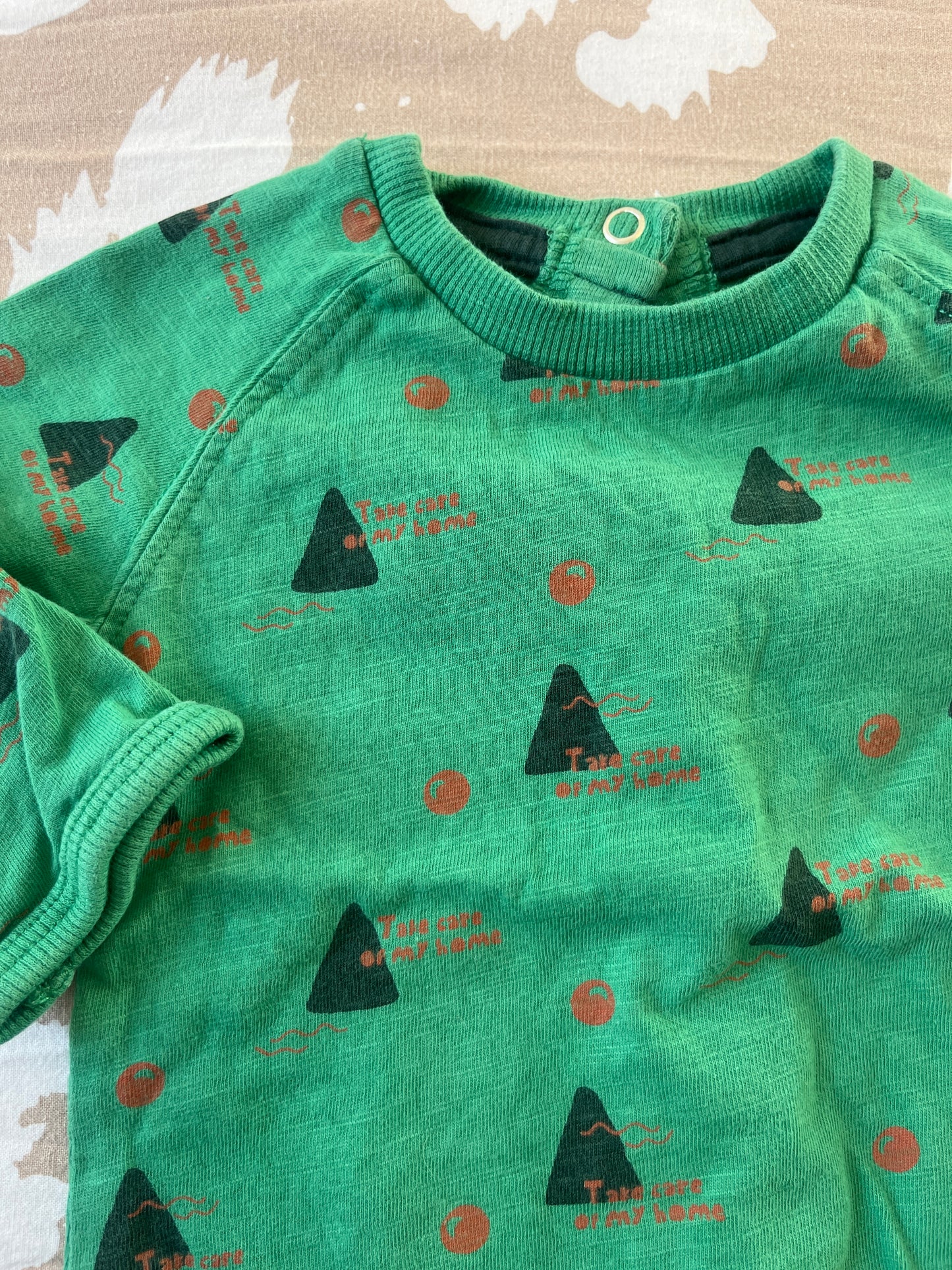 T-shirt à manches longues vert avec triangles et ronds - 3 mois