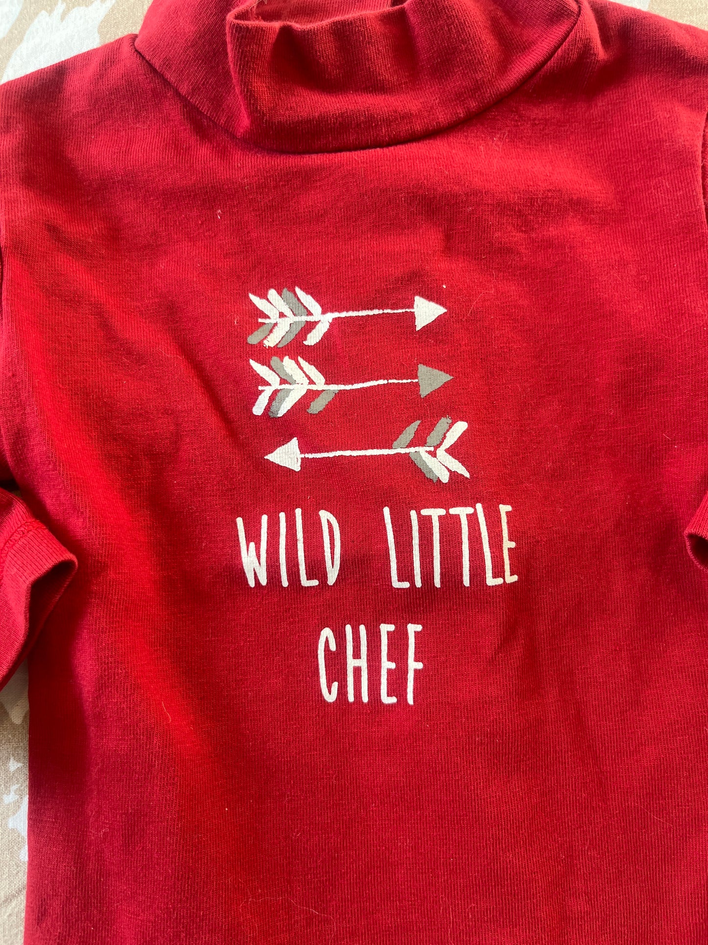 T-shirt à manches longues rouge avec col roulé « wild Little chef » - 3 mois