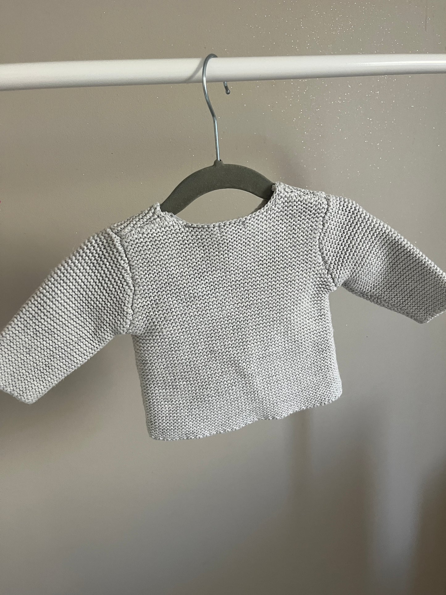 Gilet en maille grise avec boutons aspect bois - 3 mois