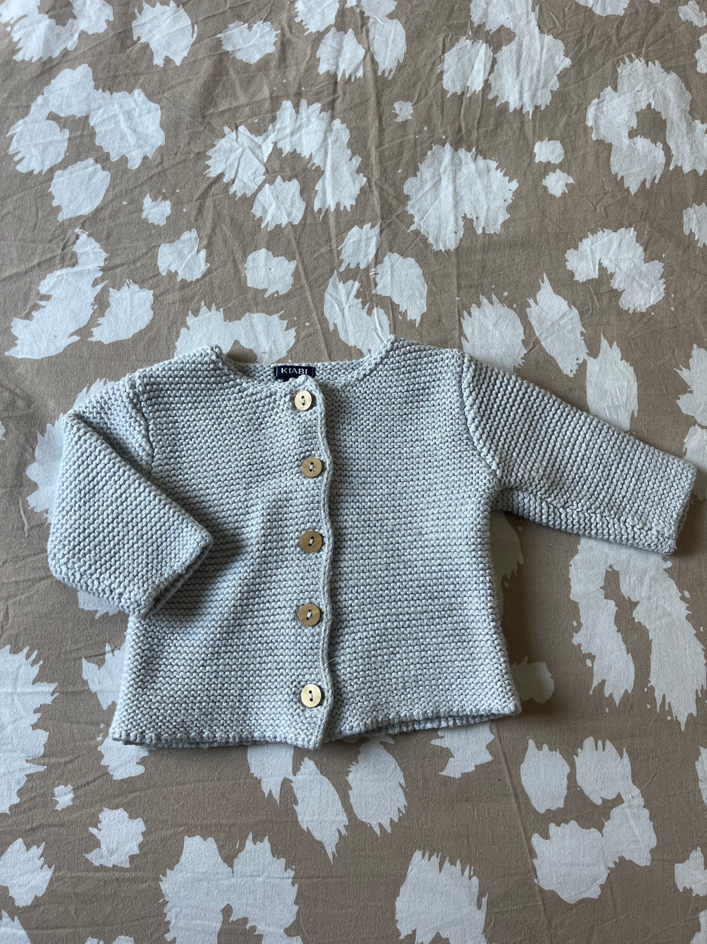 Gilet en maille grise avec boutons aspect bois - 3 mois