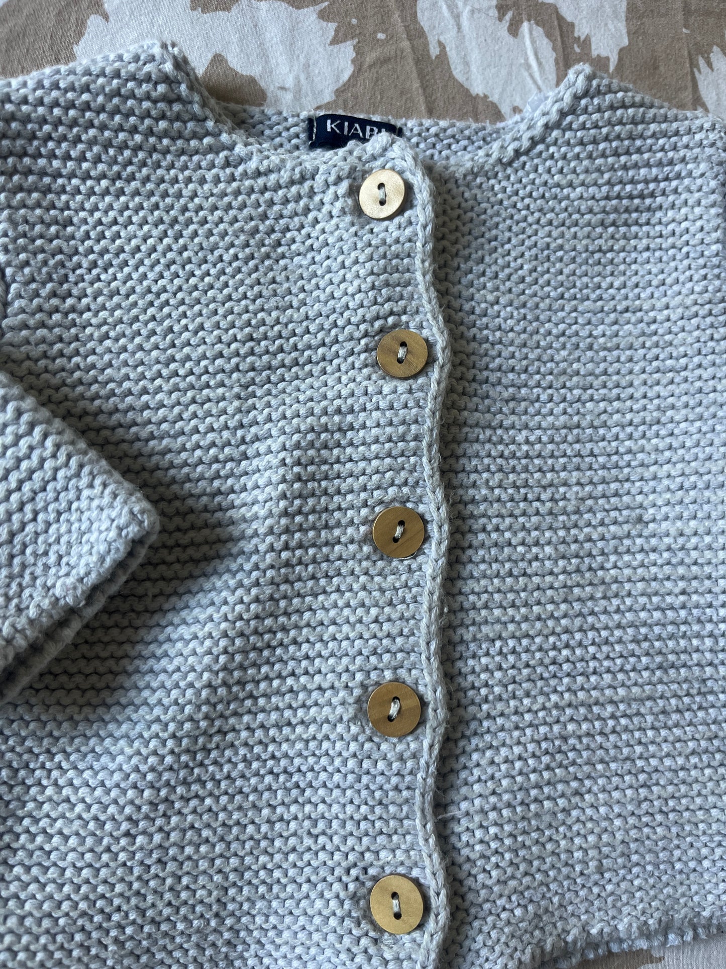 Gilet en maille grise avec boutons aspect bois - 3 mois