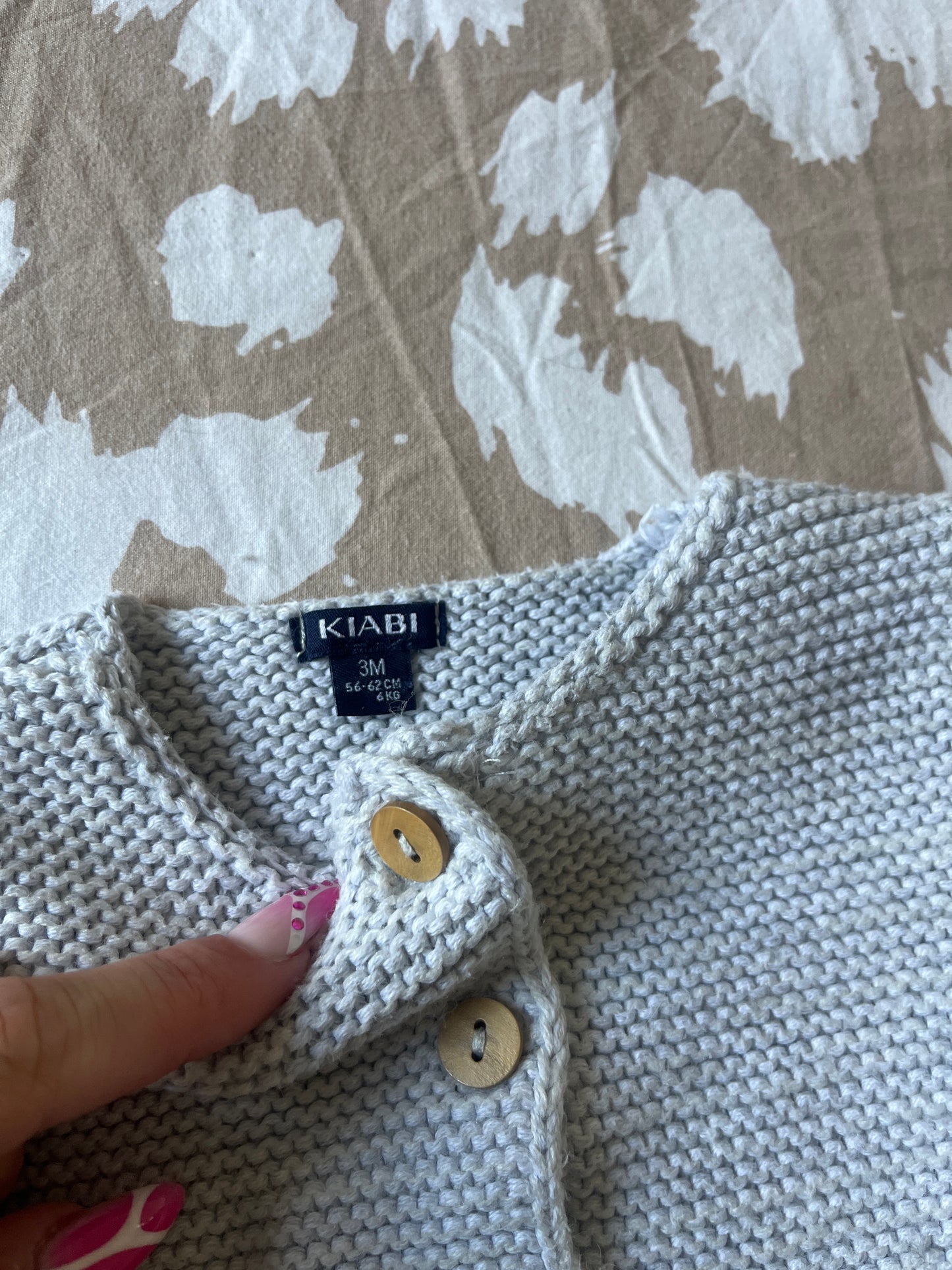 Gilet en maille grise avec boutons aspect bois - 3 mois