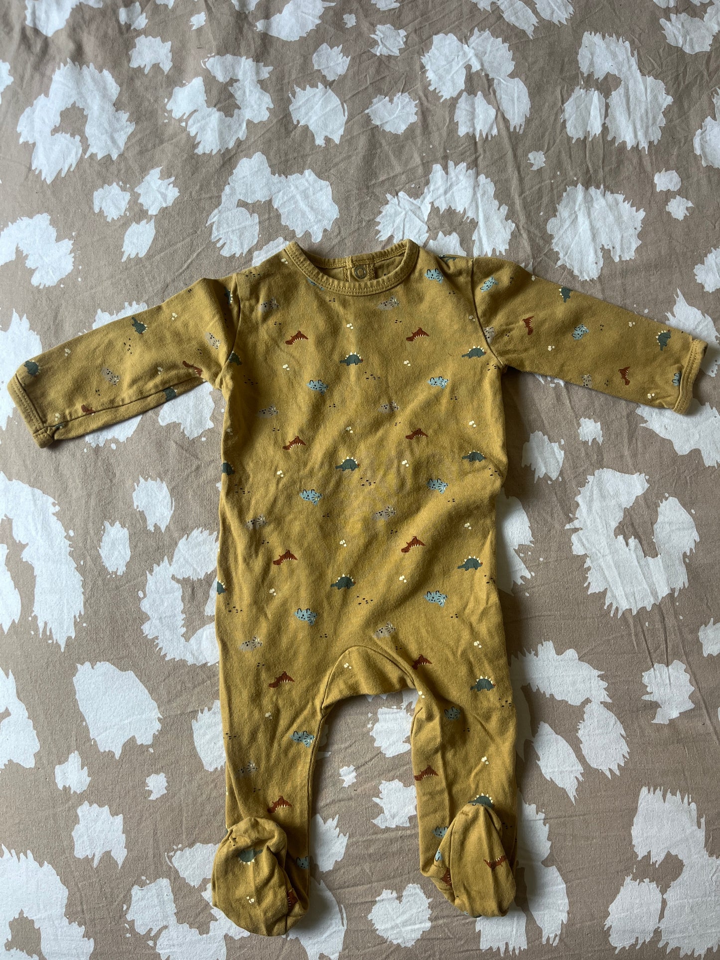 Pyjama léger moutarde avec dinosaures - 6 mois