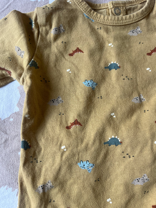 Pyjama léger moutarde avec dinosaures - 6 mois