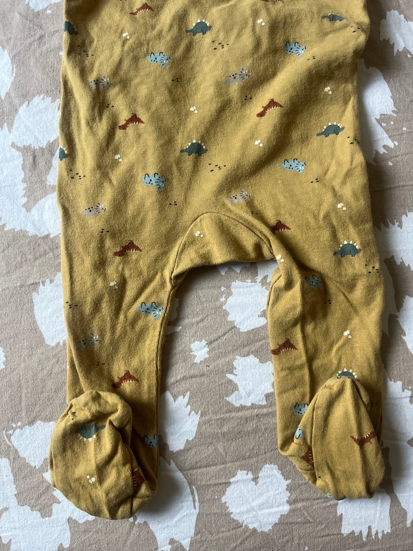 Pyjama léger moutarde avec dinosaures - 6 mois