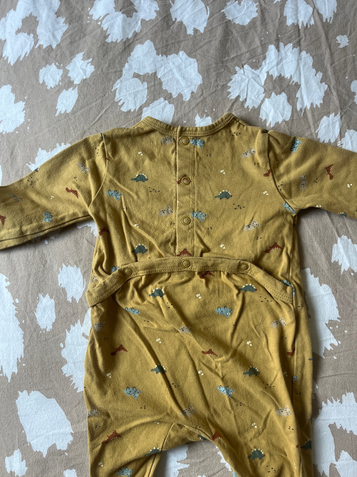 Pyjama léger moutarde avec dinosaures - 6 mois