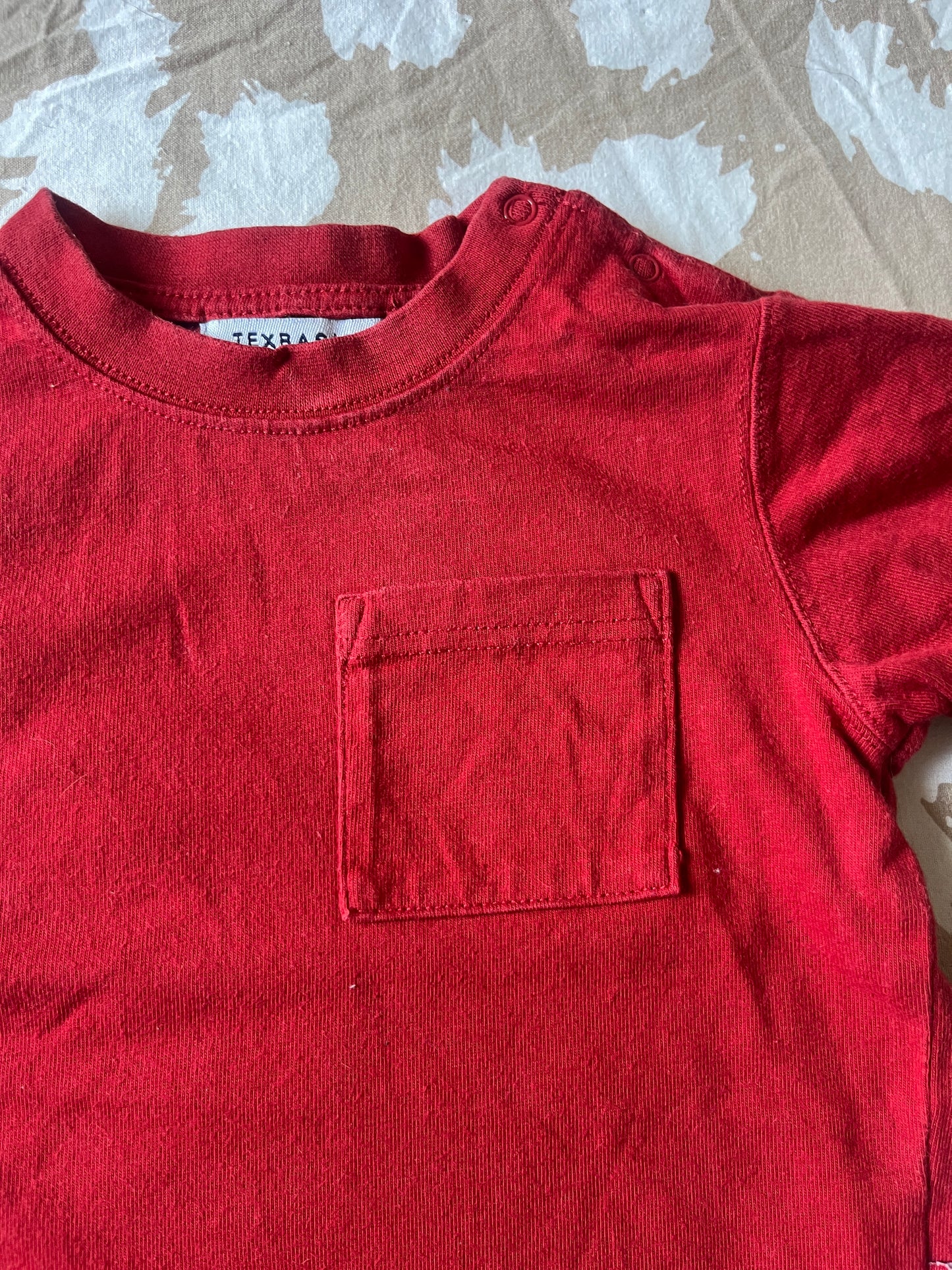 T-shirt à manches courtes rouge avec poche - 6 mois
