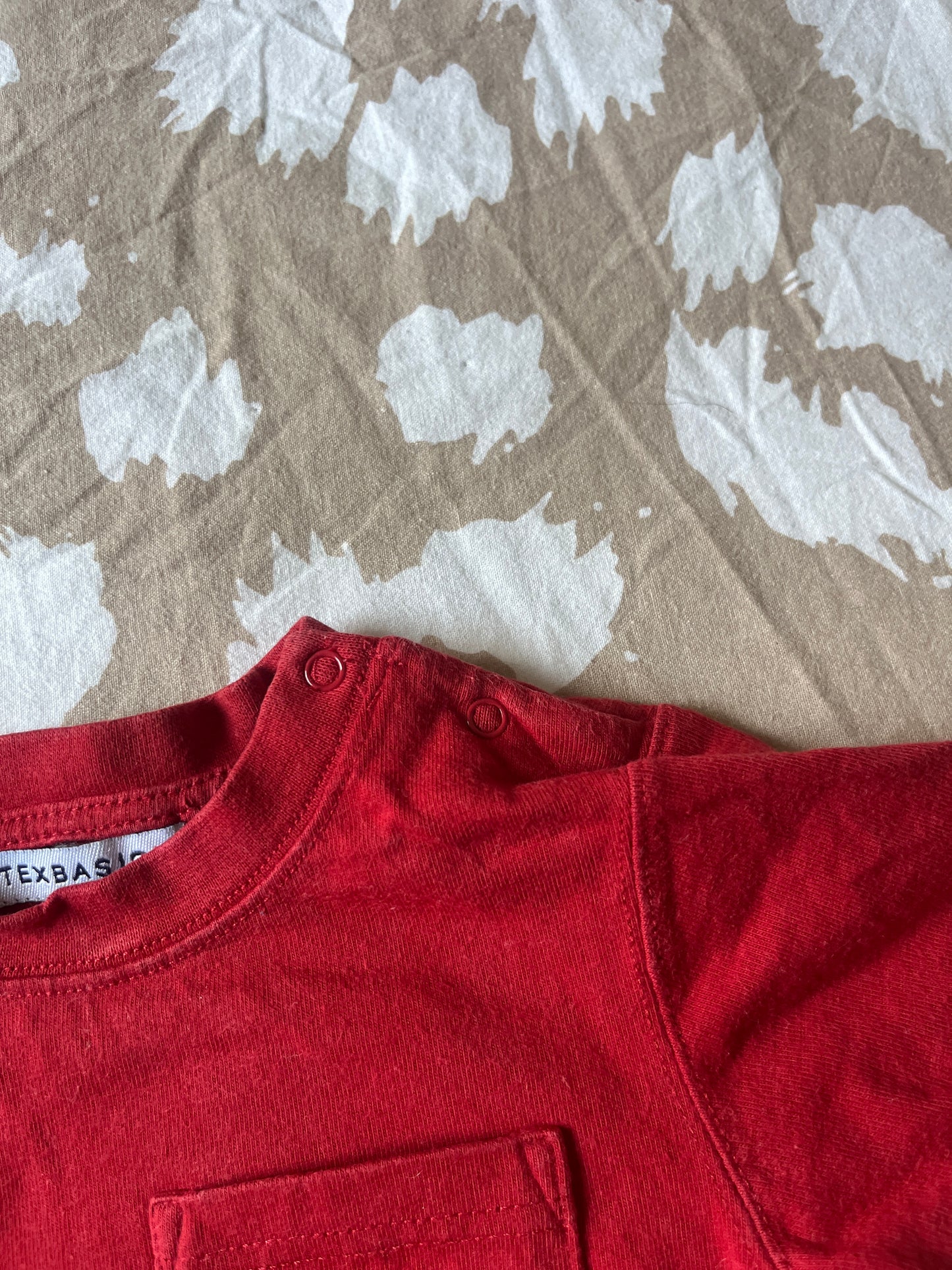 T-shirt à manches courtes rouge avec poche - 6 mois