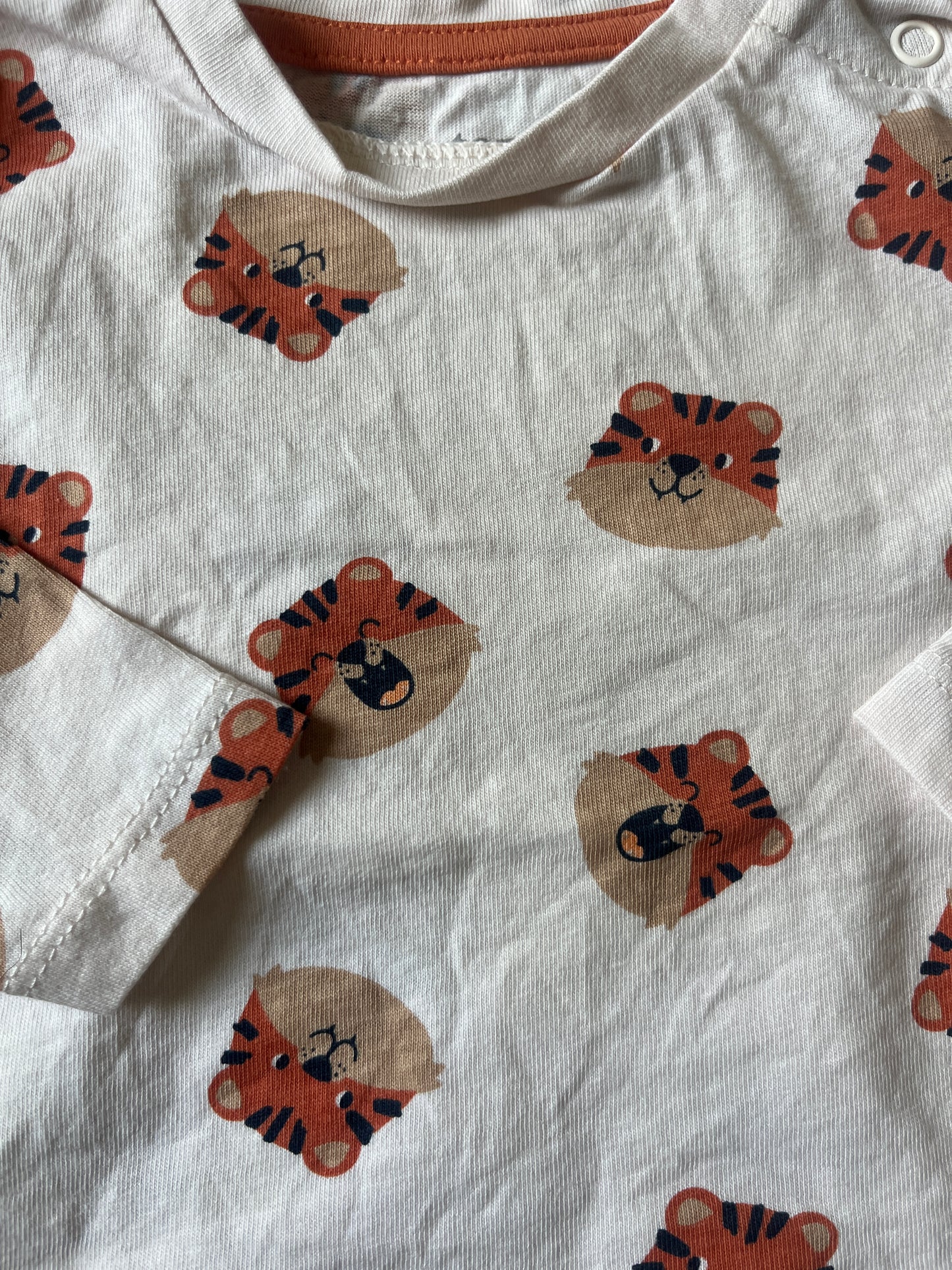 T-shirt à manches longues beige avec têtes de tigres - 6 mois
