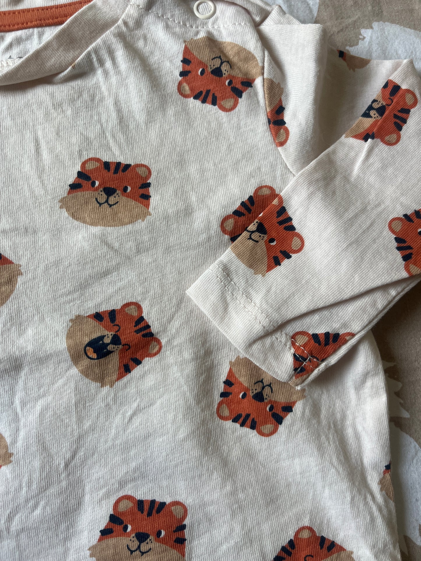T-shirt à manches longues beige avec têtes de tigres - 6 mois