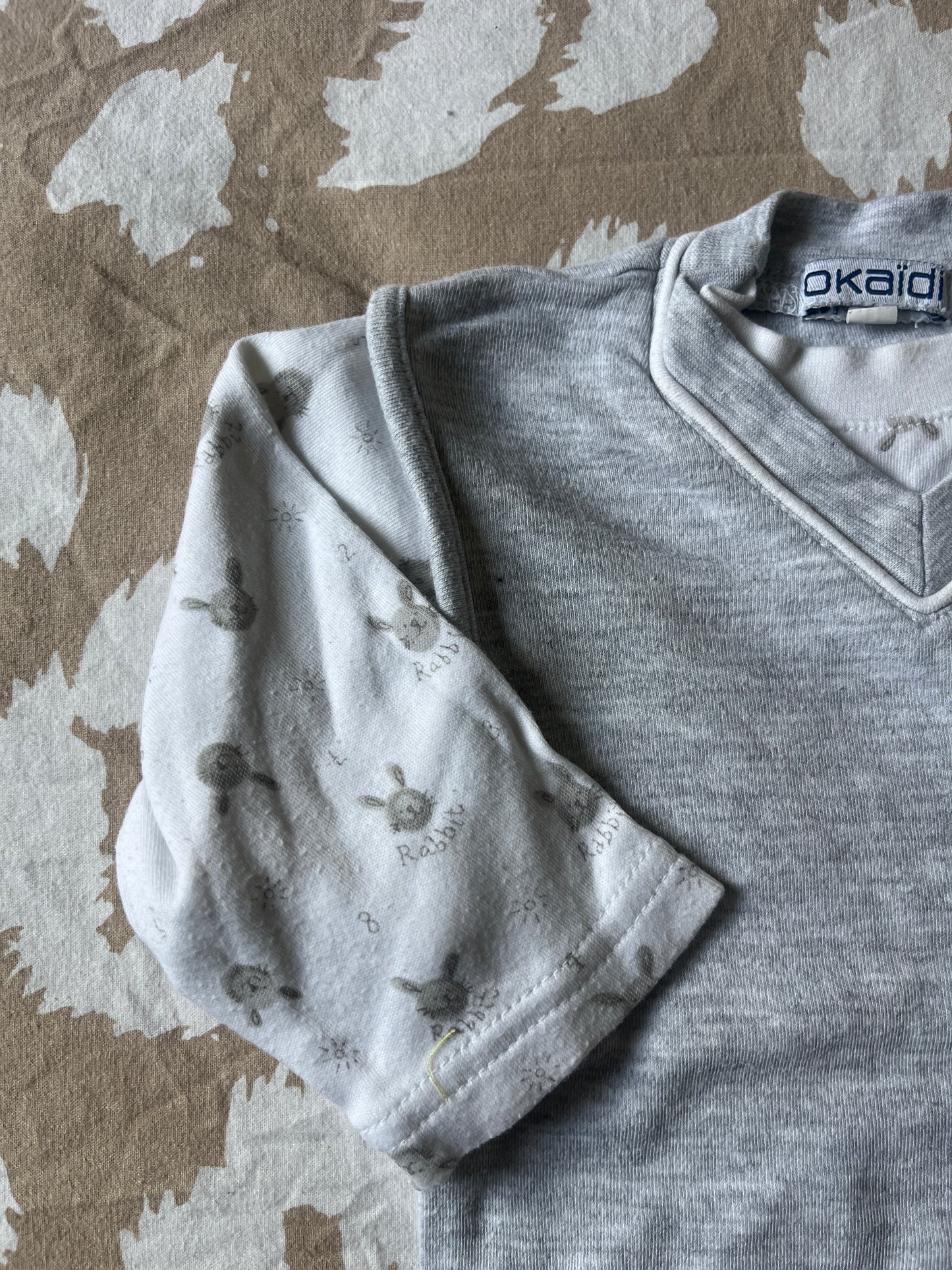 Pull à manches longues gris avec motifs lapins - 6 mois