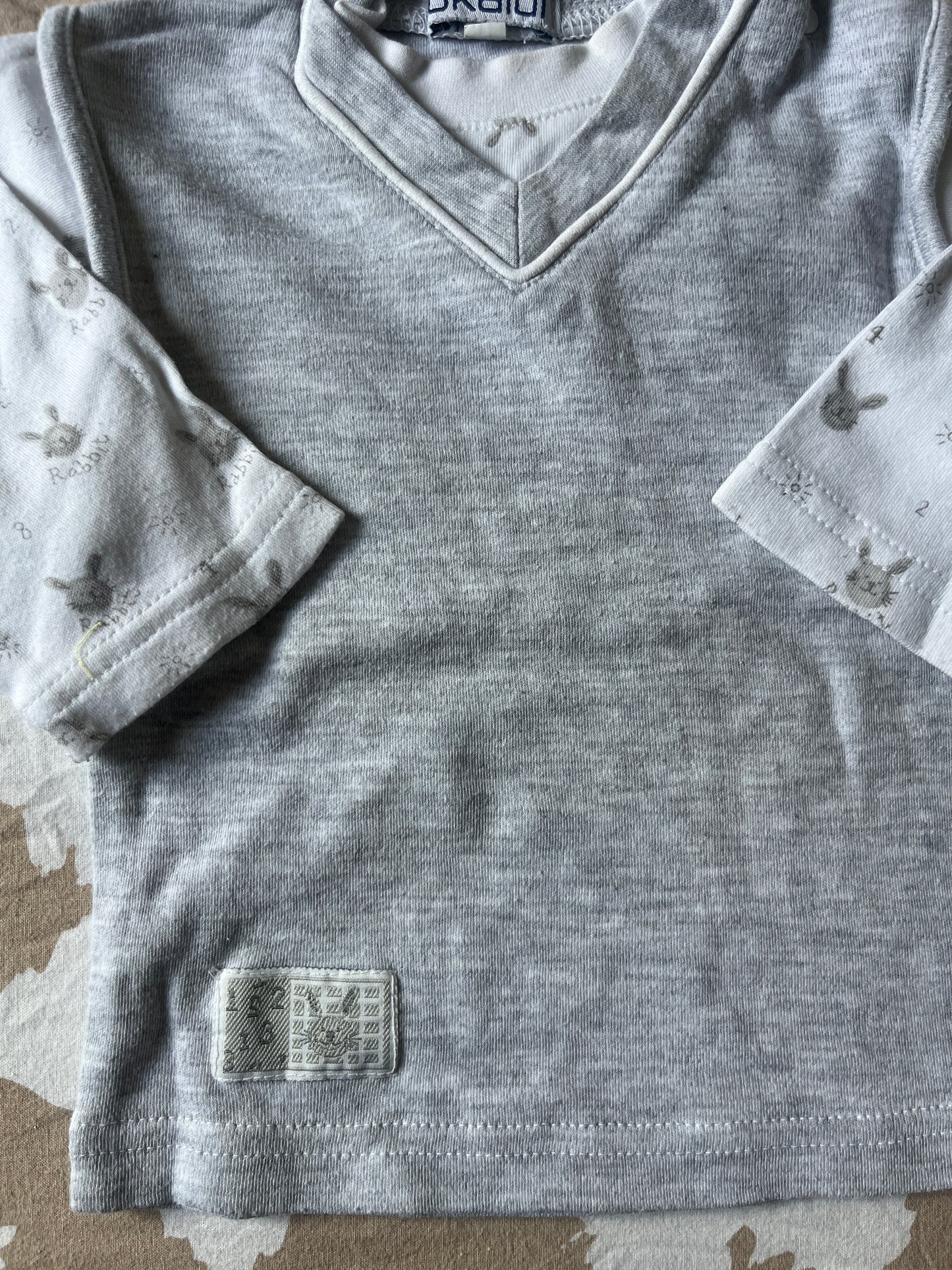 Pull à manches longues gris avec motifs lapins - 6 mois