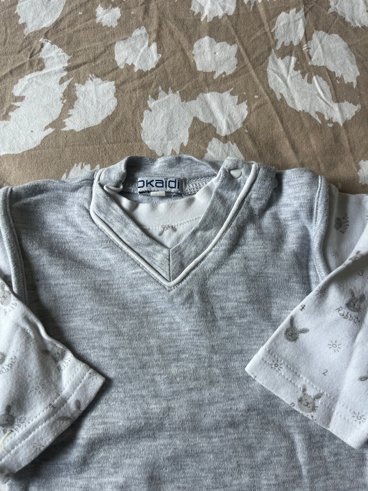 Pull à manches longues gris avec motifs lapins - 6 mois