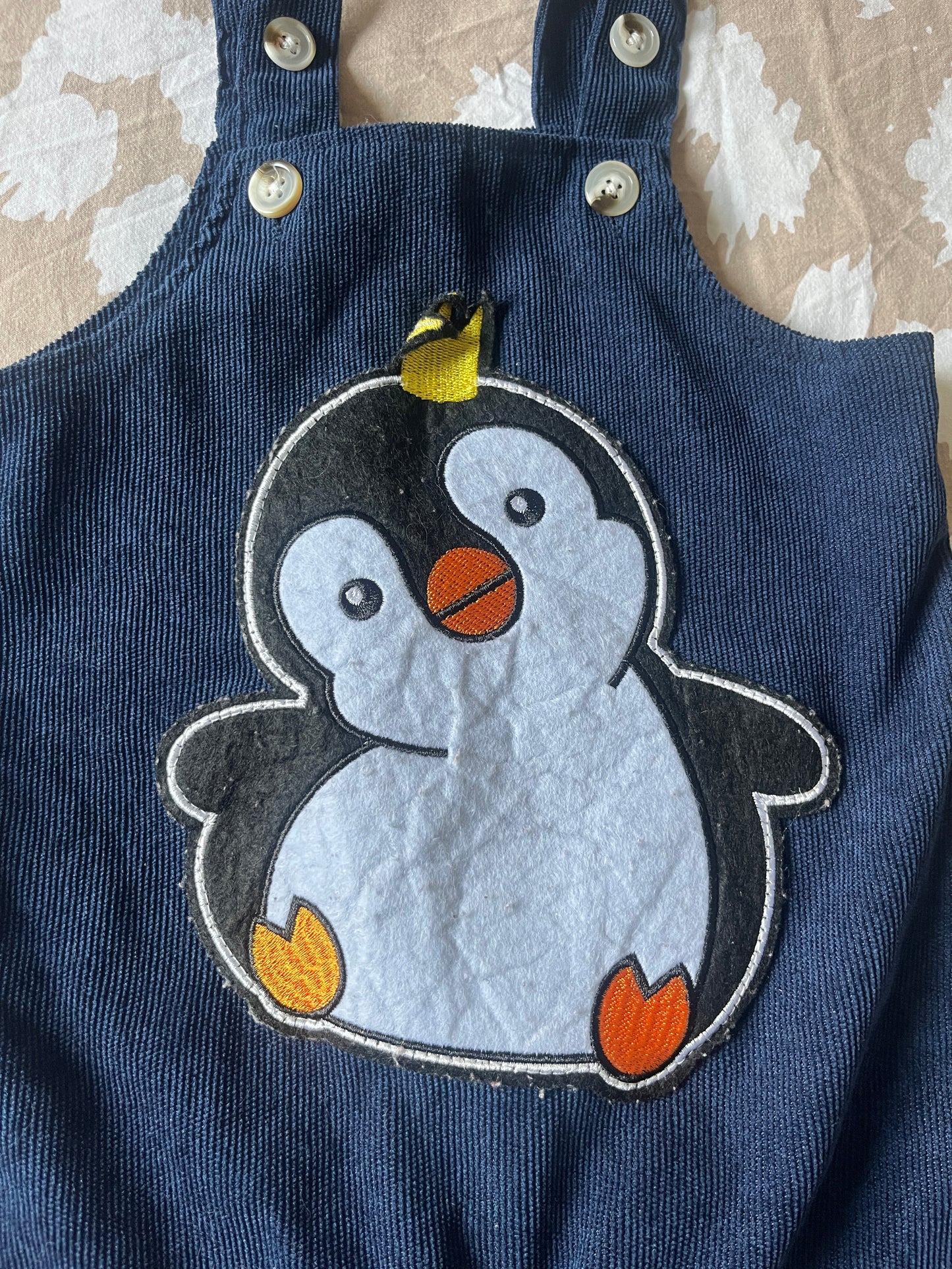 Salopette en velours côtelé bleu avec pingouin - 6/9 mois