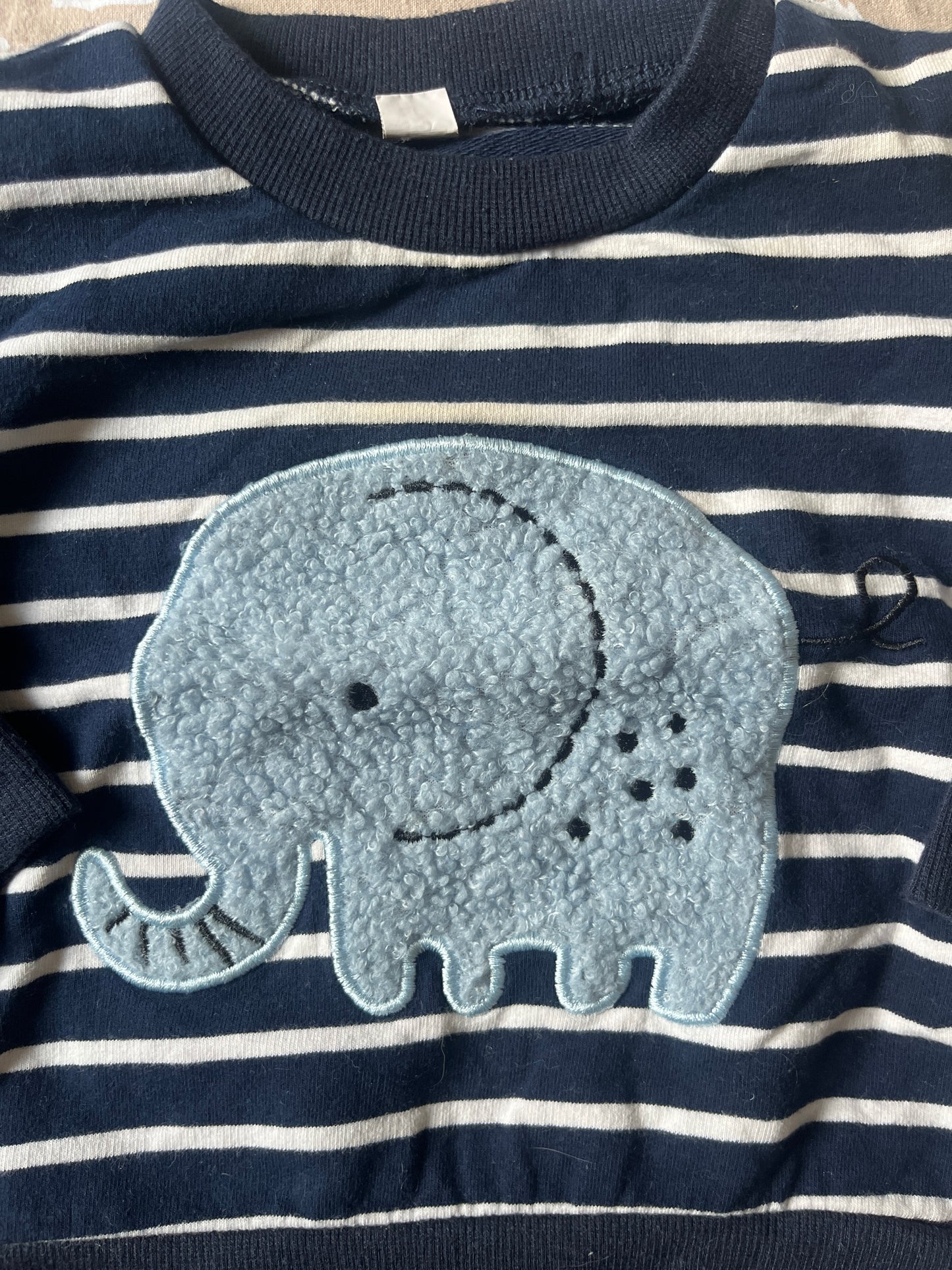 Pull à manches longues bleu marine avec éléphant en bouclettes - 6 mois
