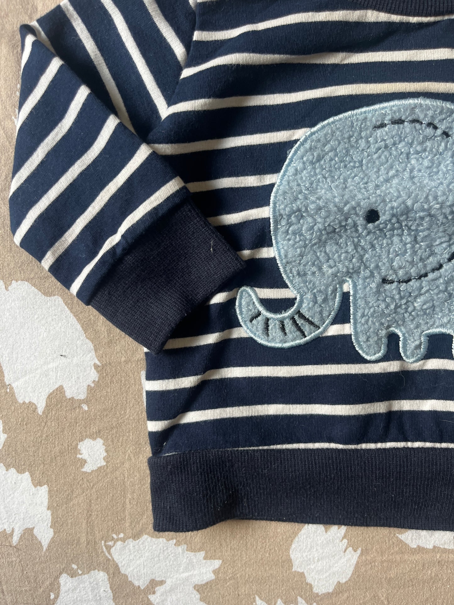Pull à manches longues bleu marine avec éléphant en bouclettes - 6 mois