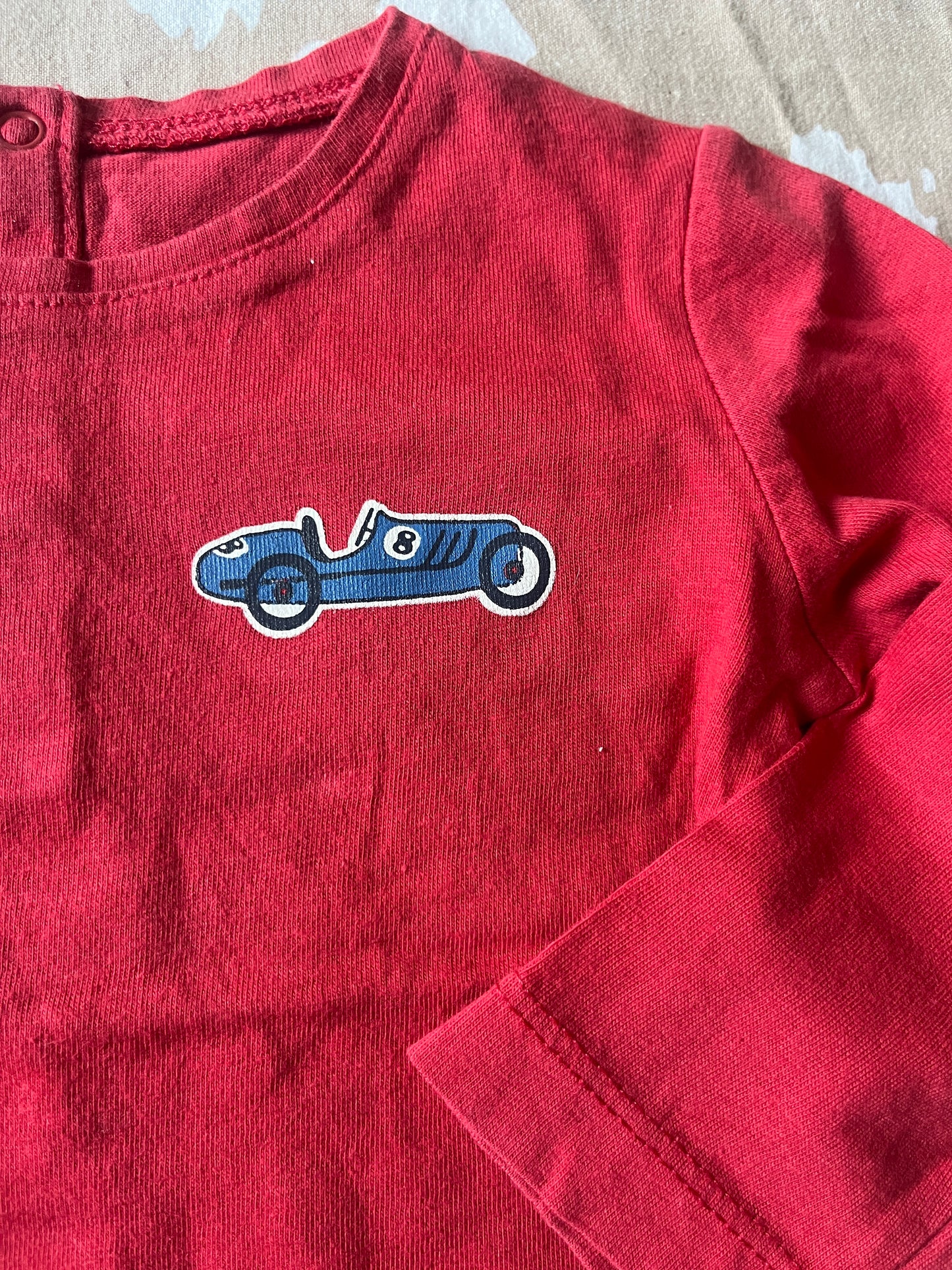 T-shirt à manches longues rouge avec voiture bleue - 6 mois