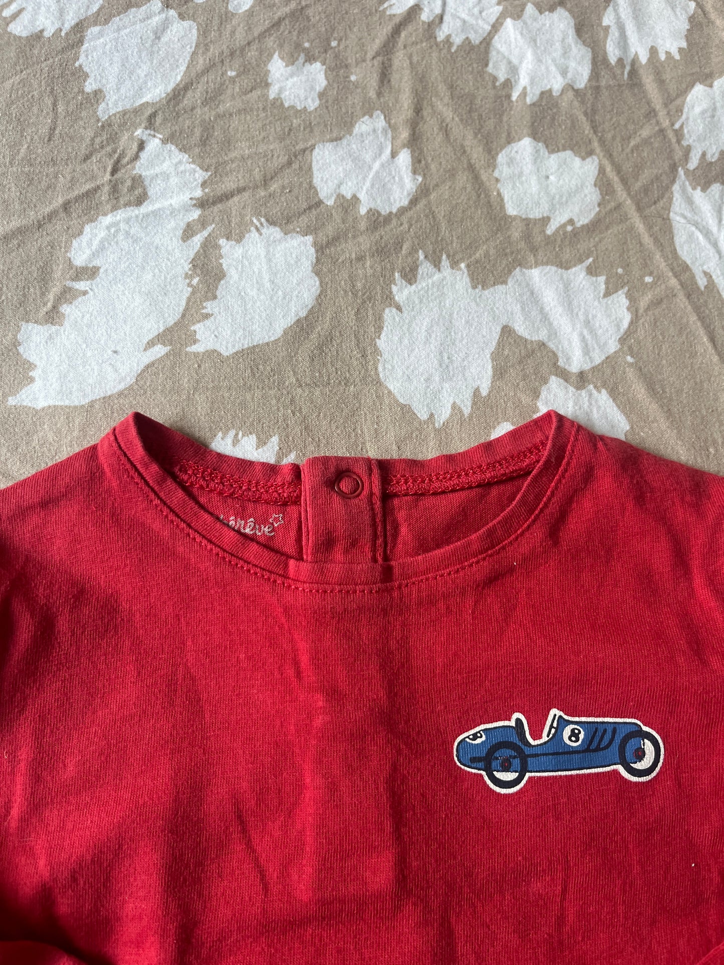 T-shirt à manches longues rouge avec voiture bleue - 6 mois