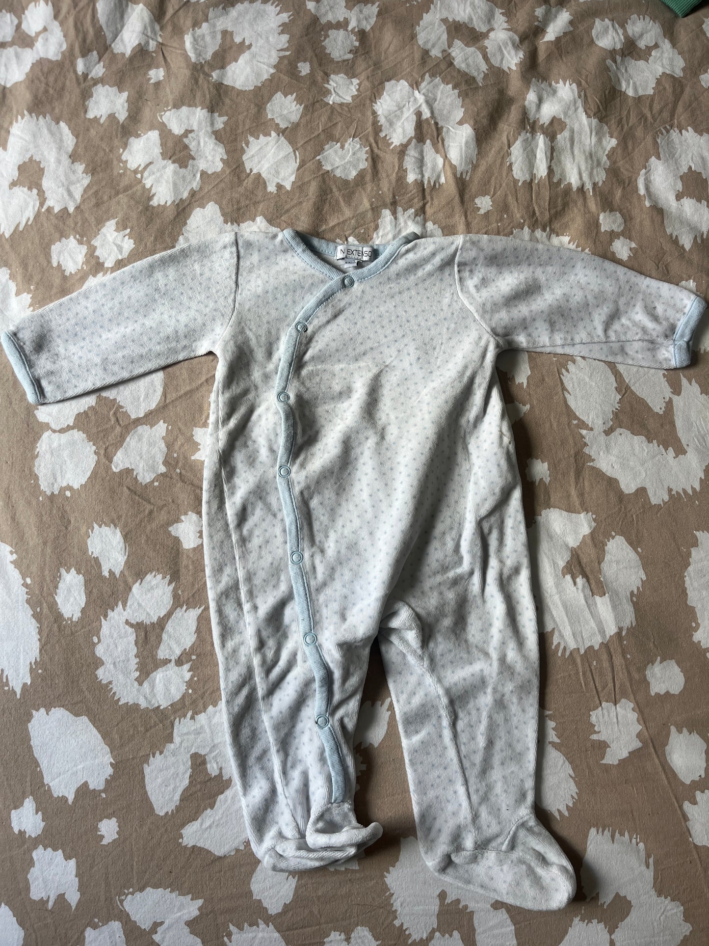Pyjama en velours blanc avec pois bleus - 6 mois
