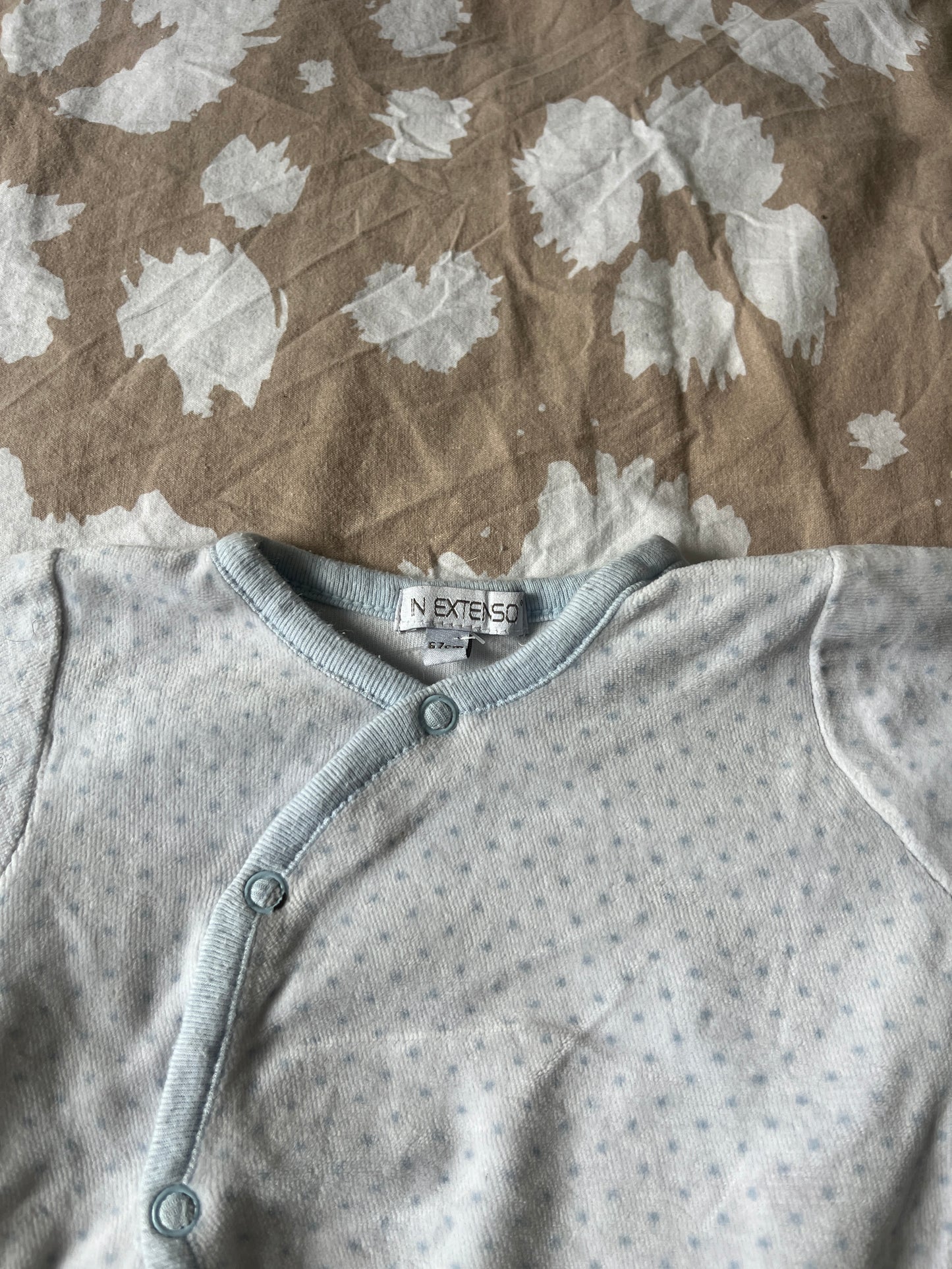 Pyjama en velours blanc avec pois bleus - 6 mois
