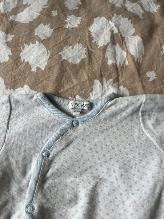 Pyjama en velours blanc avec pois bleus - 6 mois