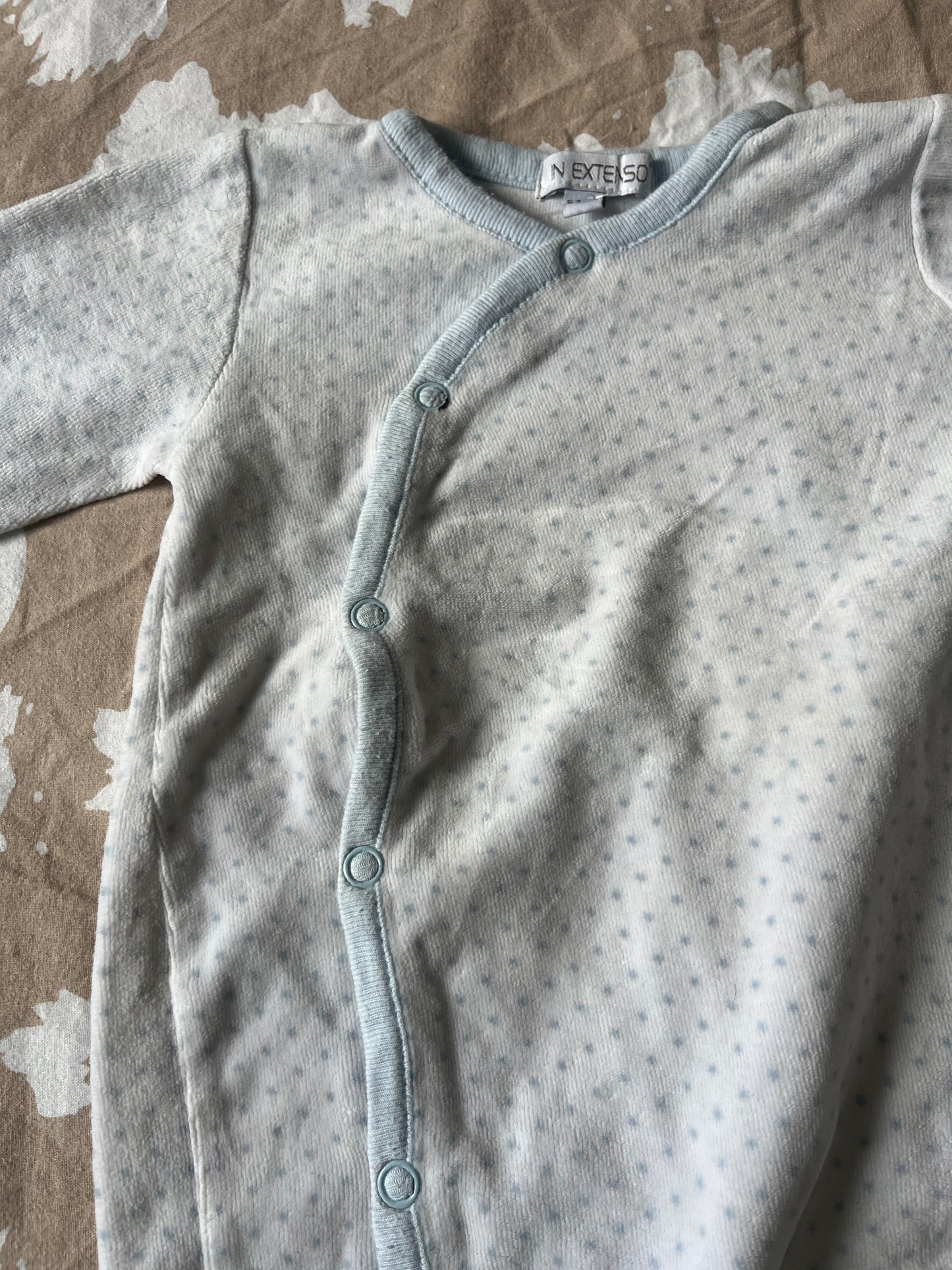 Pyjama en velours blanc avec pois bleus - 6 mois