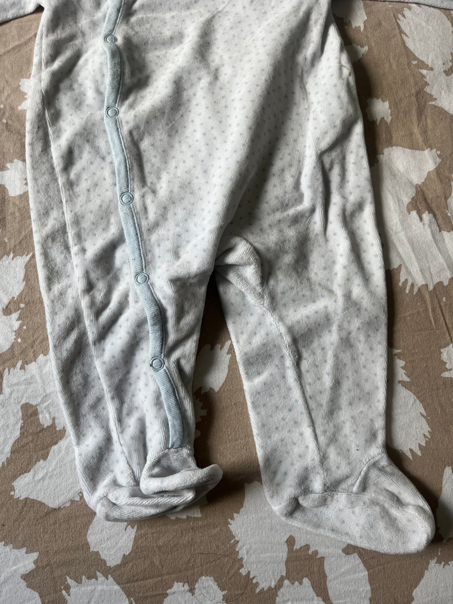 Pyjama en velours blanc avec pois bleus - 6 mois