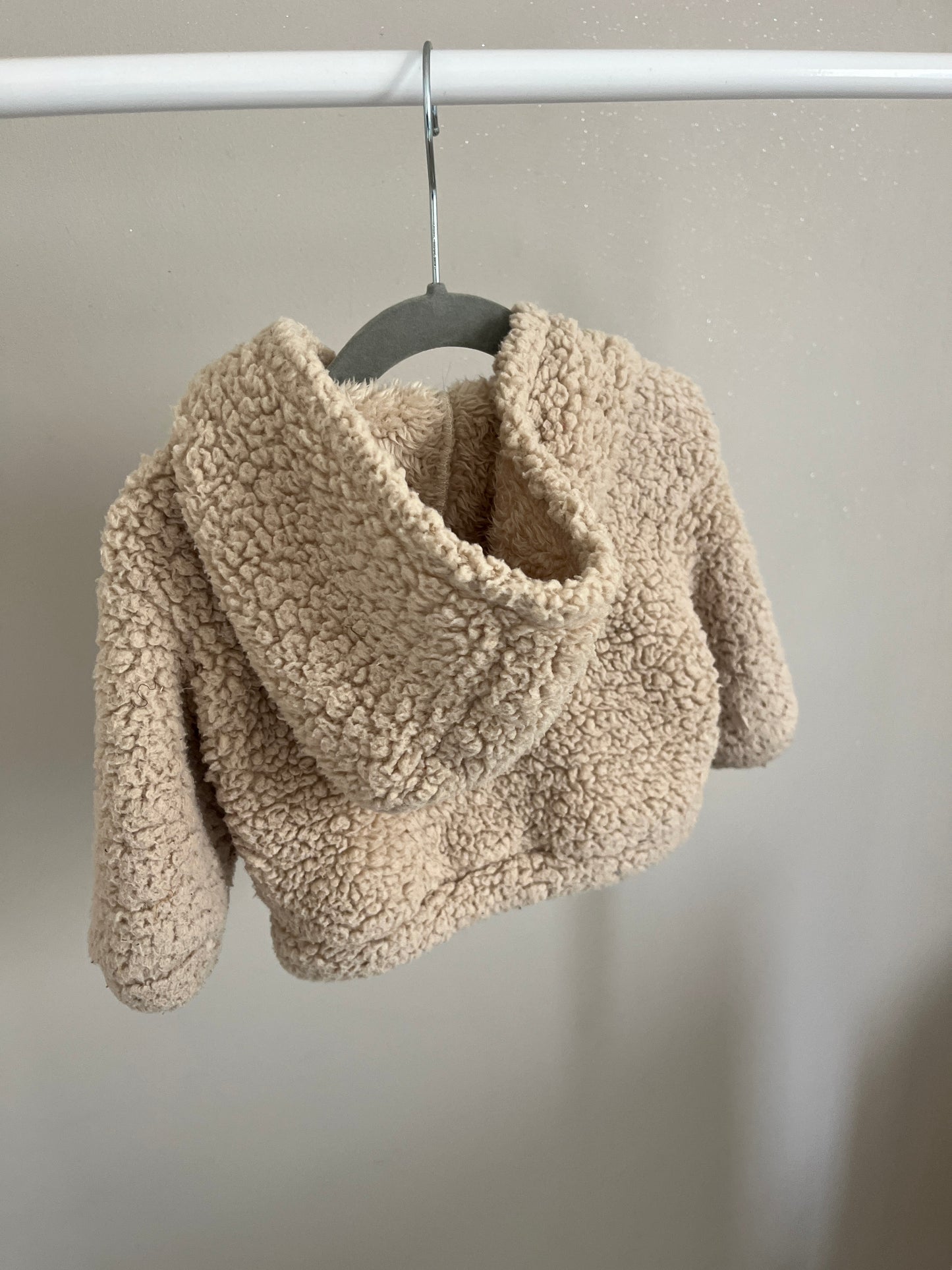 Veste beige en moumoute à capuche - 6/9 mois