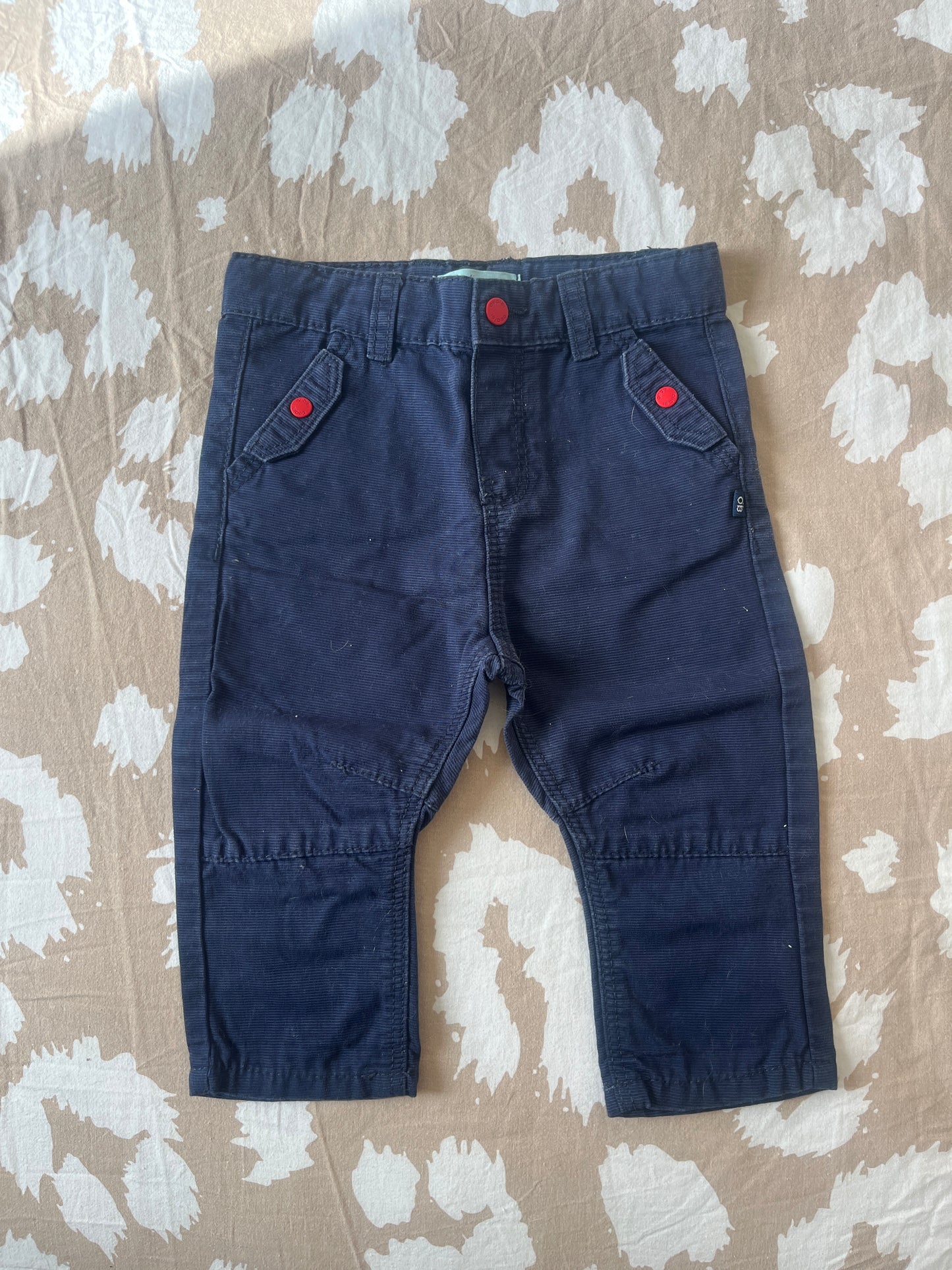 Pantalon bleu effet côtelé avec boutons rouges - 9 mois