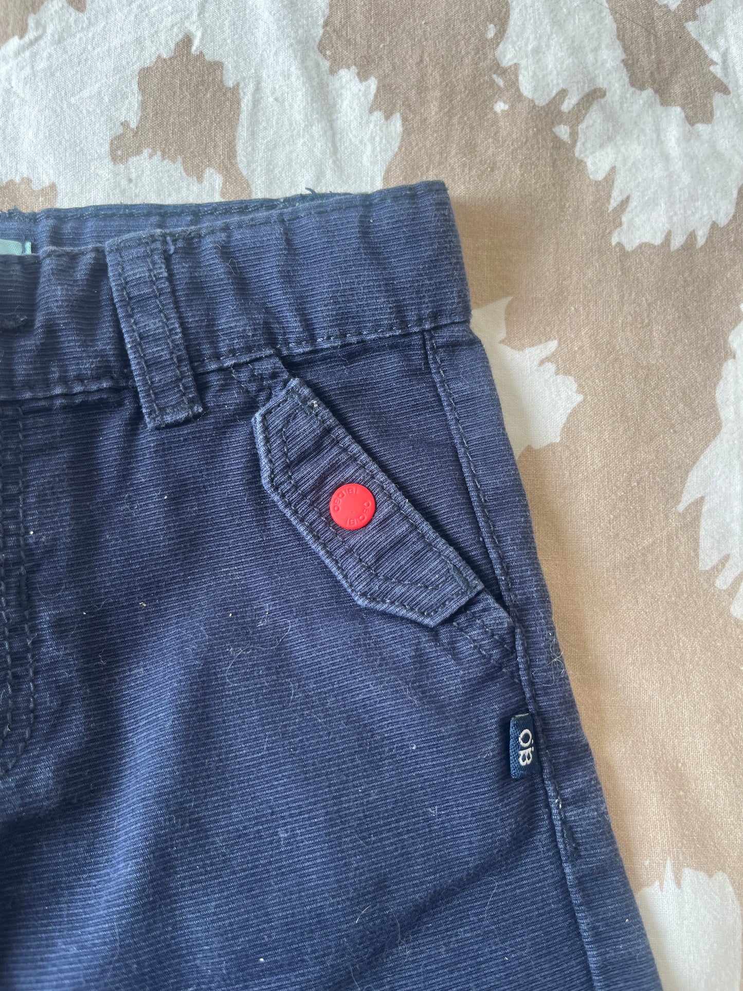 Pantalon bleu effet côtelé avec boutons rouges - 9 mois