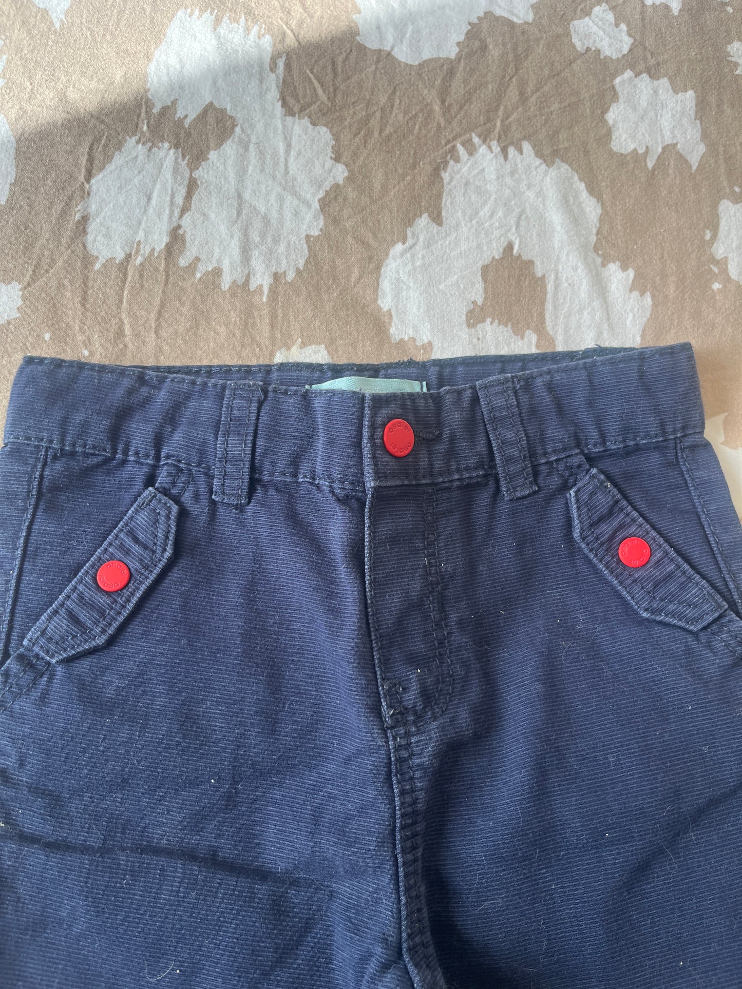 Pantalon bleu effet côtelé avec boutons rouges - 9 mois