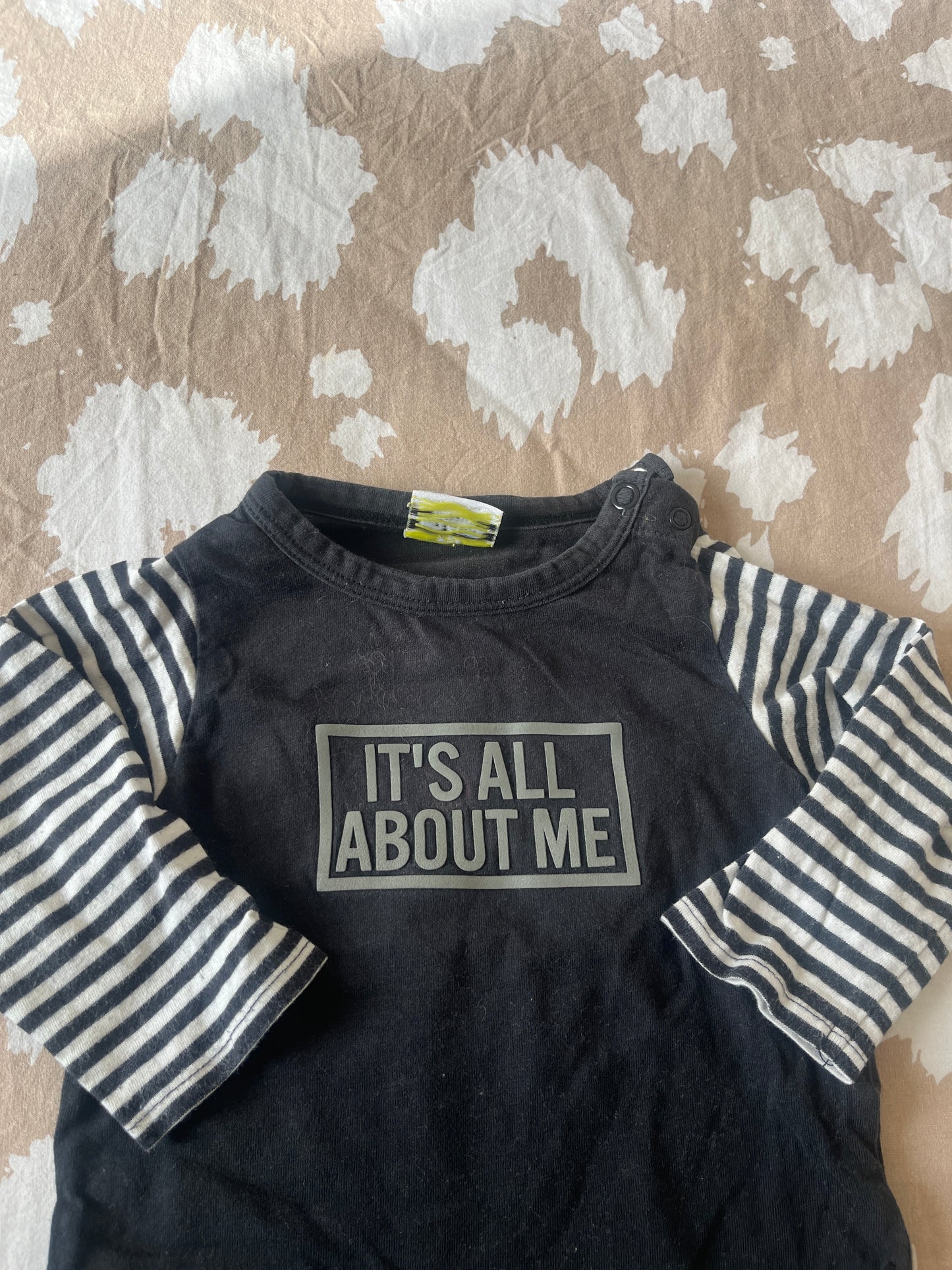 T-shirt à manches longues avec manches rayées « it’s all about me » - 9 mois