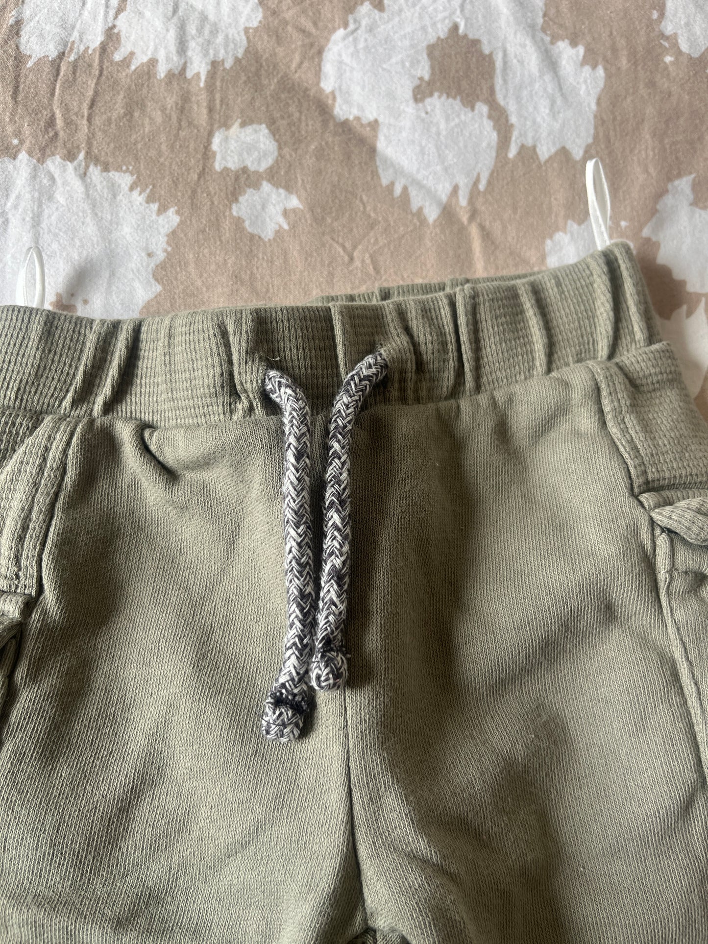Jogging kaki avec poches sur les côtés type cargo - 80cm