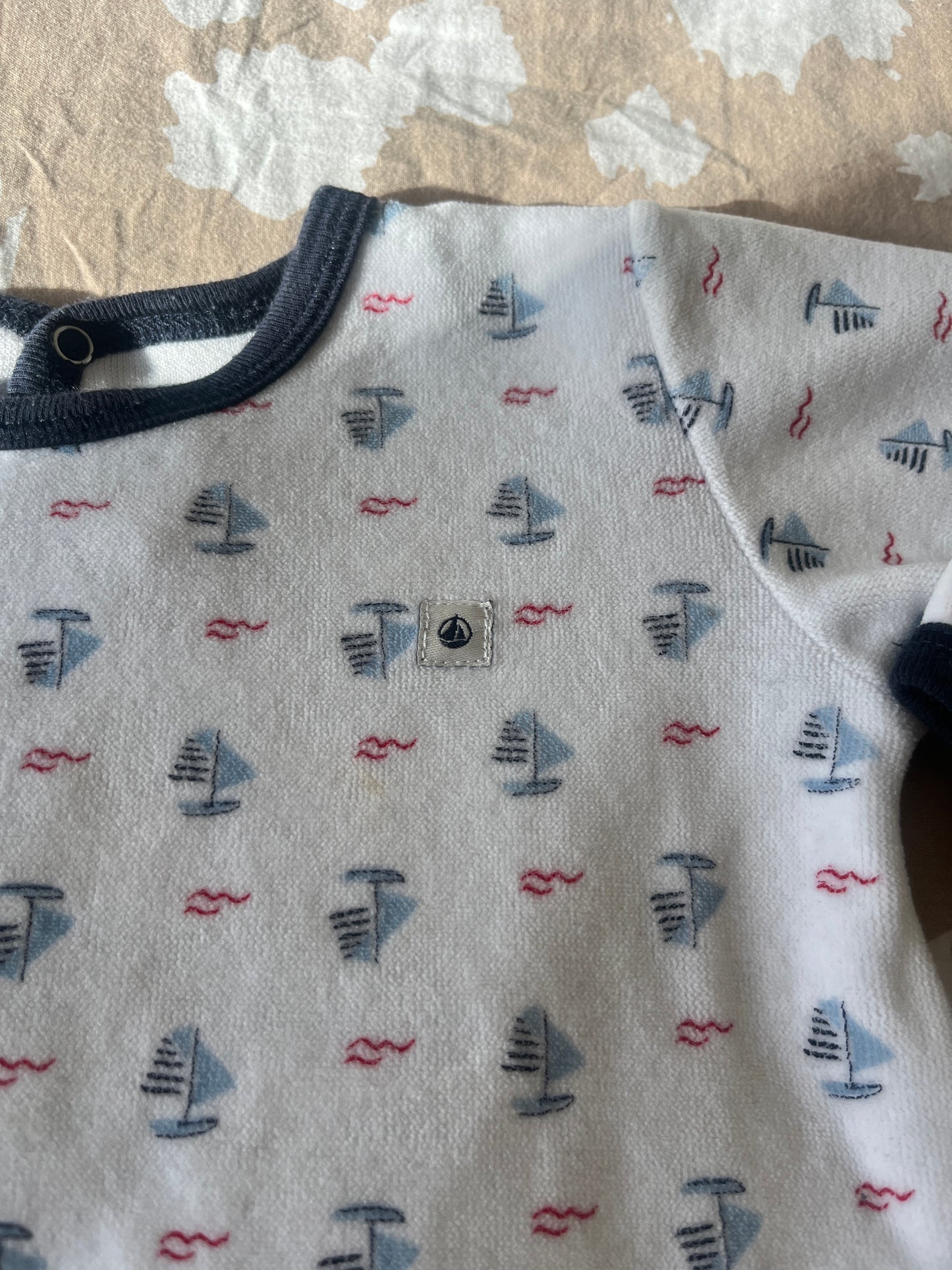 Pyjama en velours blanc avec motifs bateaux Petit Bateau - 12 mois