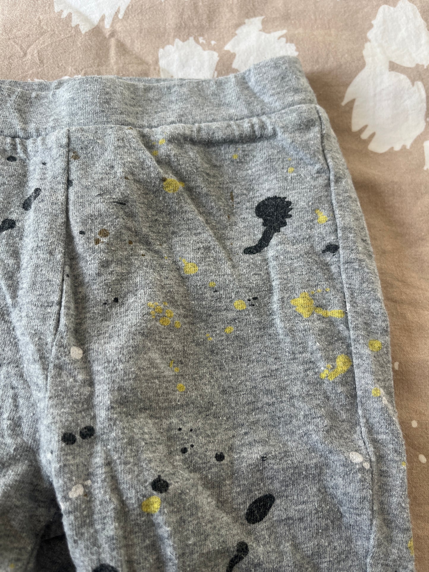 Jogging gris avec motifs taches de peinture - 12 mois