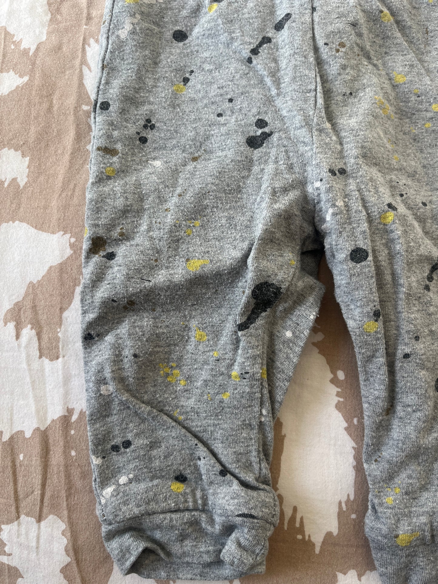 Jogging gris avec motifs taches de peinture - 12 mois