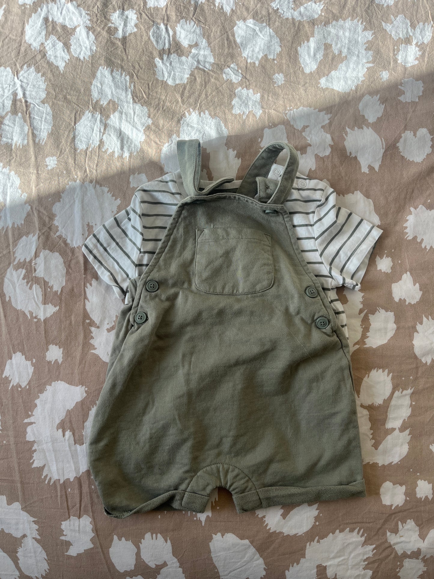 Ensemble t-shirt à manches courtes + salopette - 18 mois