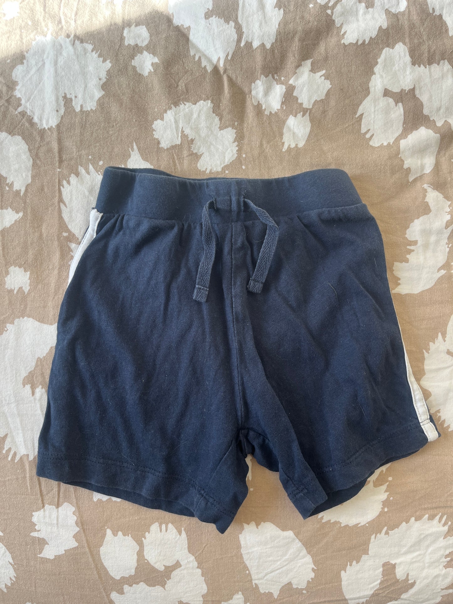 Short léger bleu marine avec bandes blanches - 18/24 mois