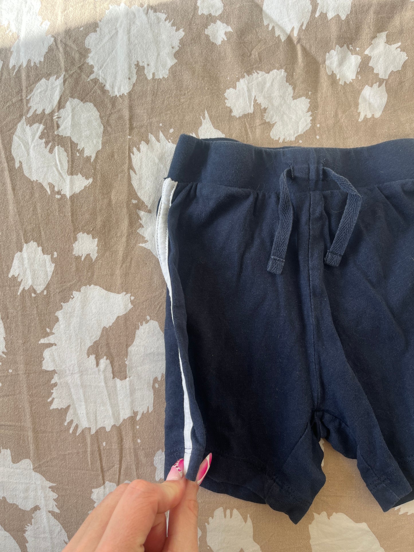 Short léger bleu marine avec bandes blanches - 18/24 mois