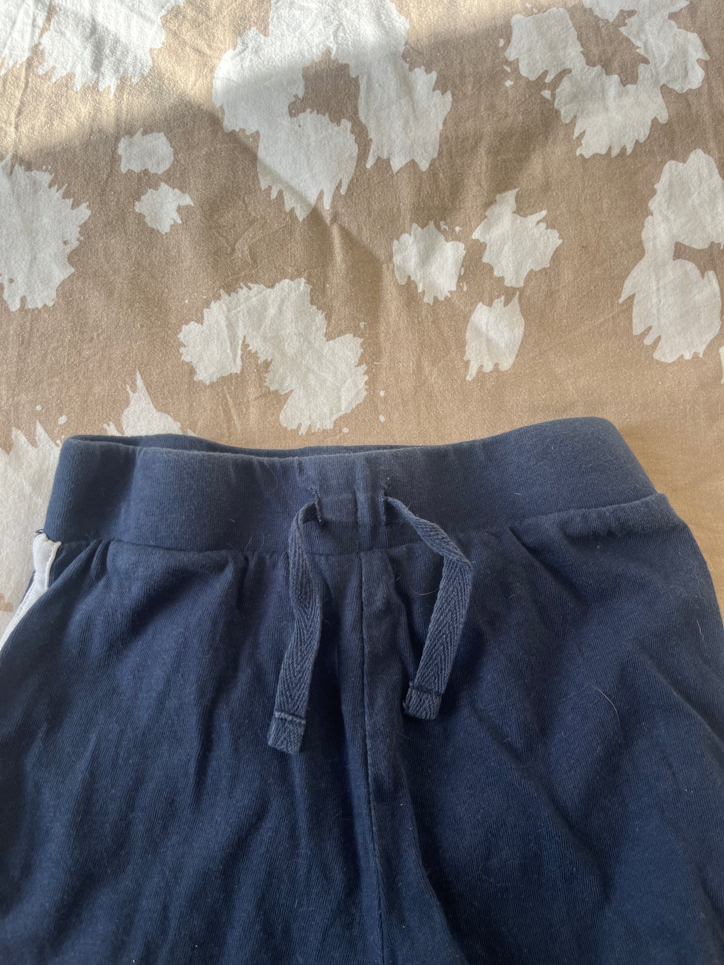 Short léger bleu marine avec bandes blanches - 18/24 mois