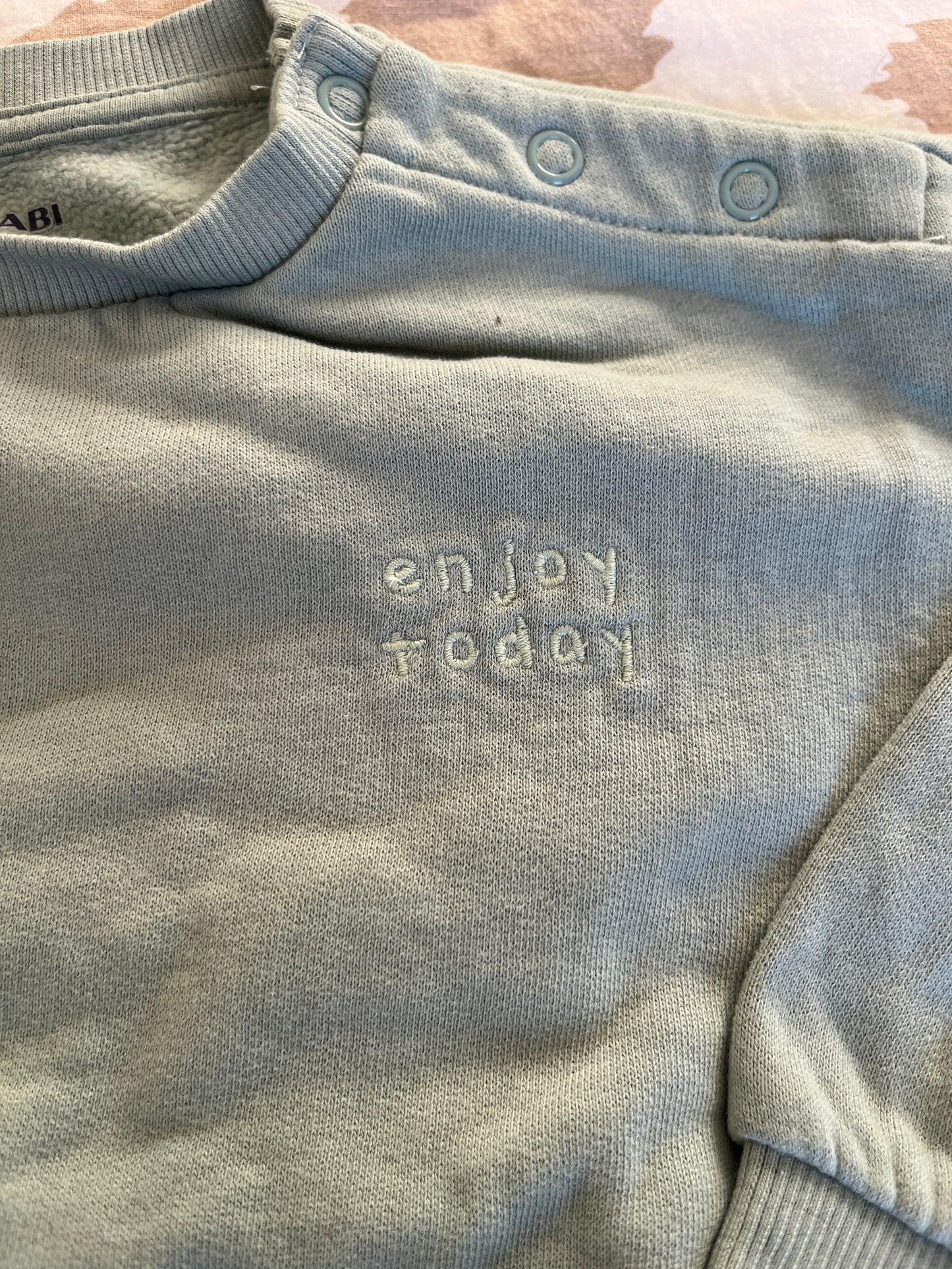 Sweat à manches longues vert « enjoy today » - 24 mois