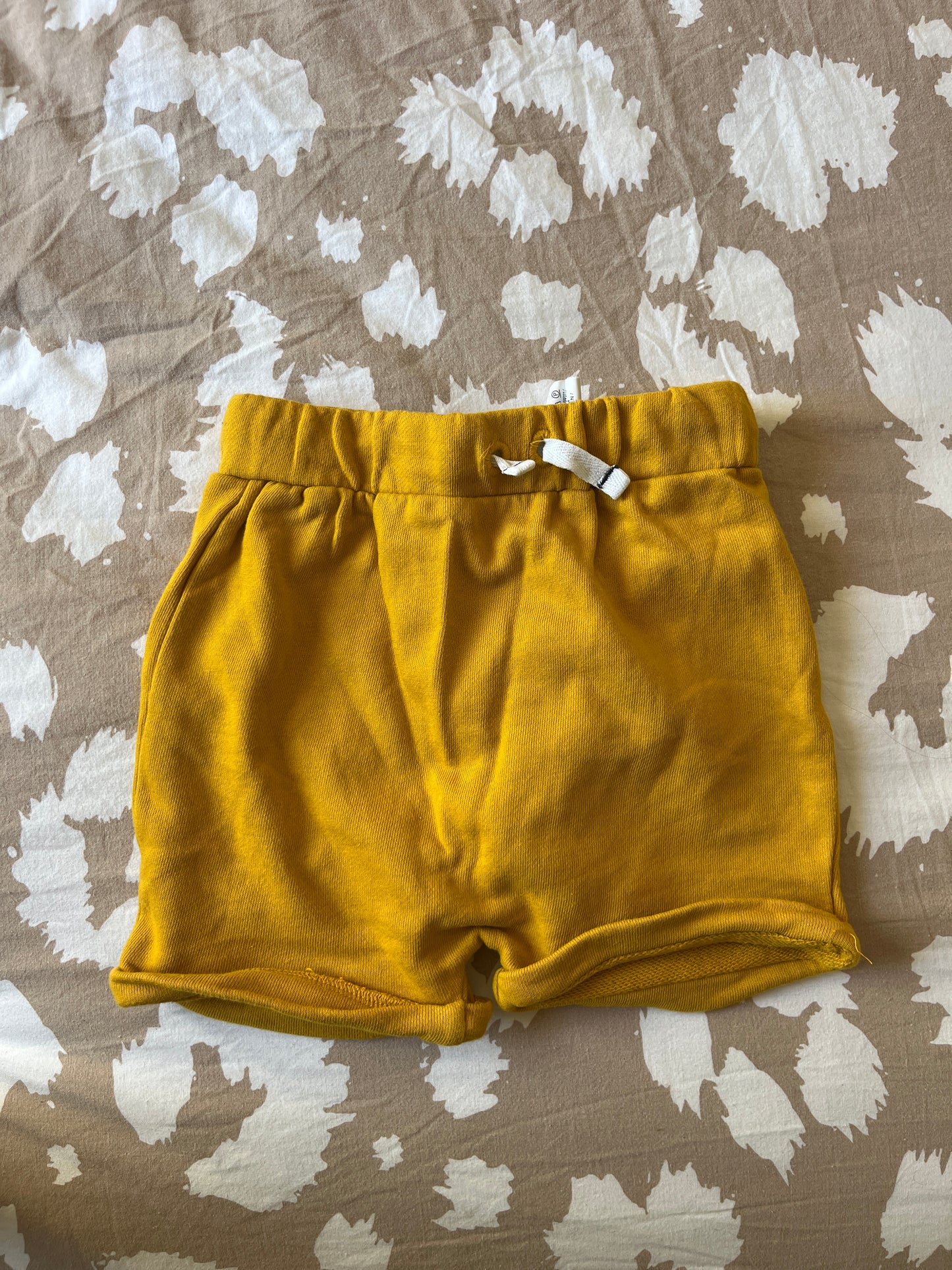 Short moutarde avec ourlets - 24 mois