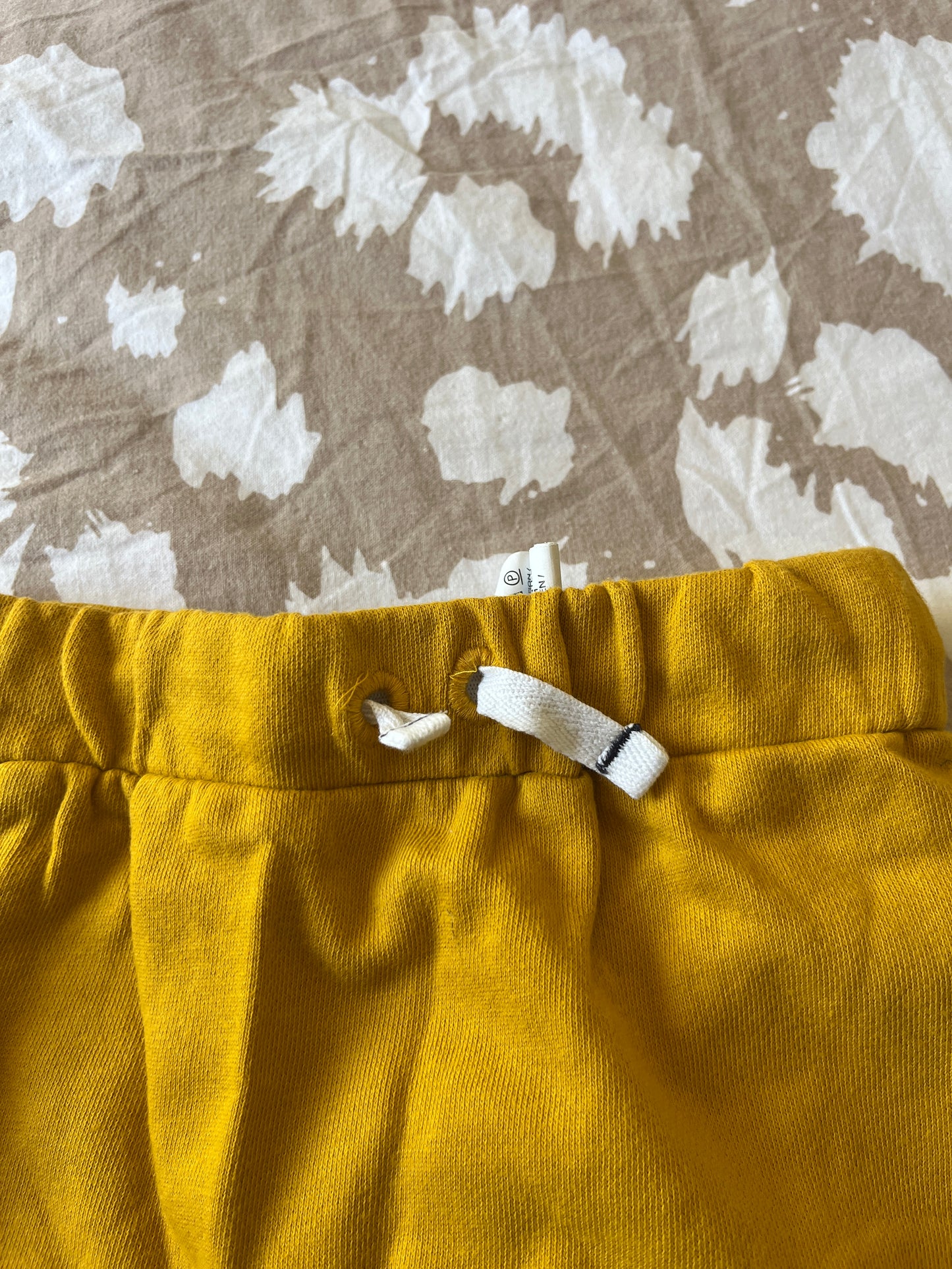 Short moutarde avec ourlets - 24 mois