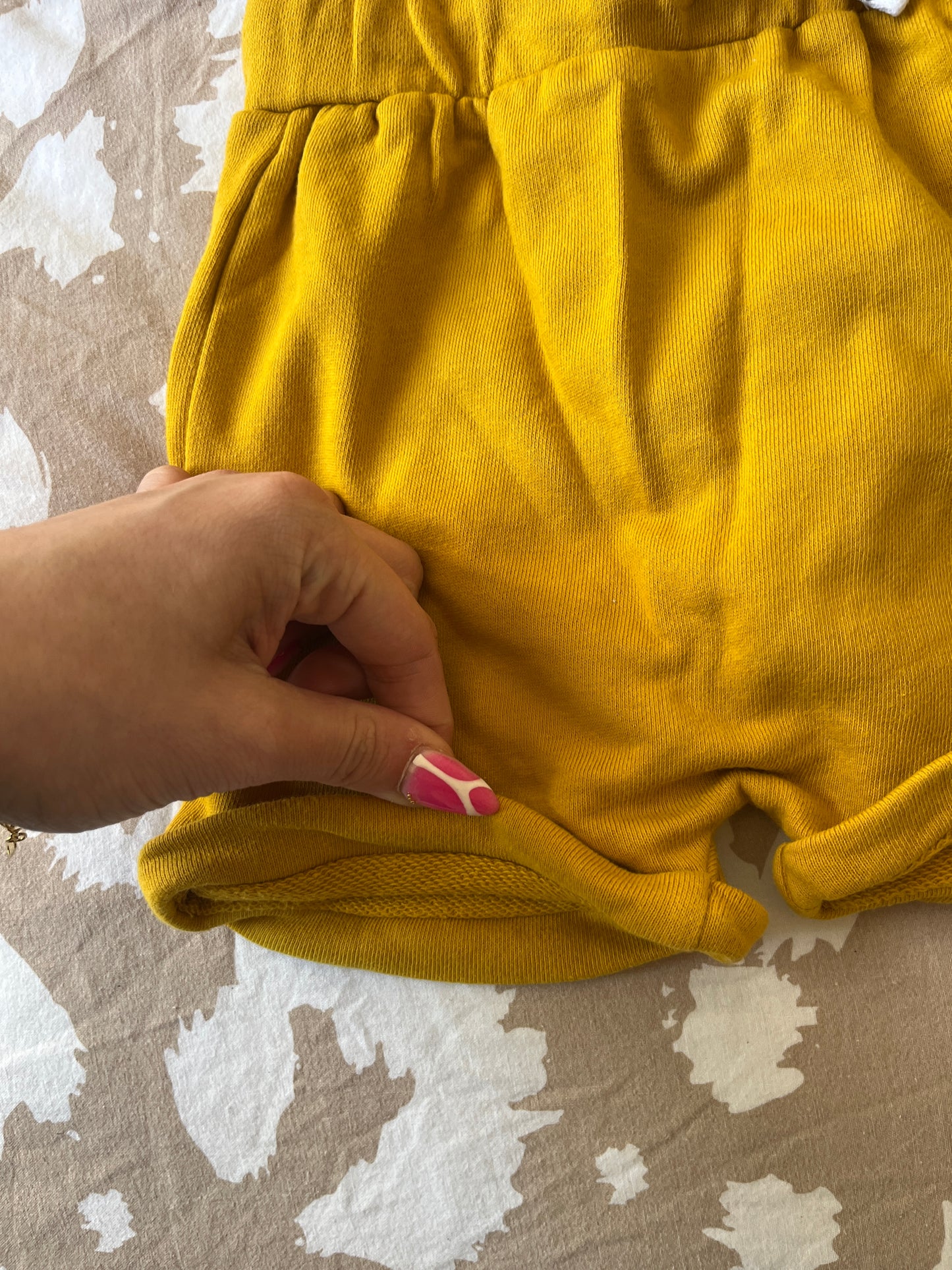 Short moutarde avec ourlets - 24 mois