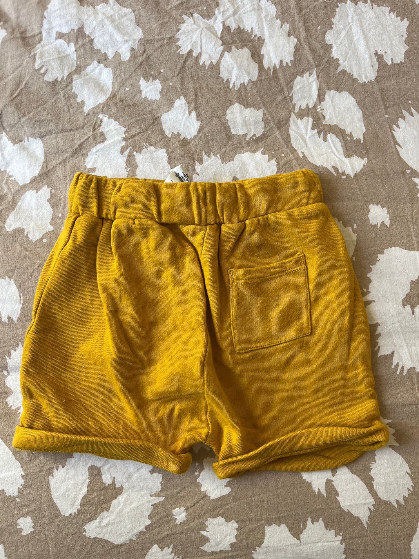 Short moutarde avec ourlets - 24 mois